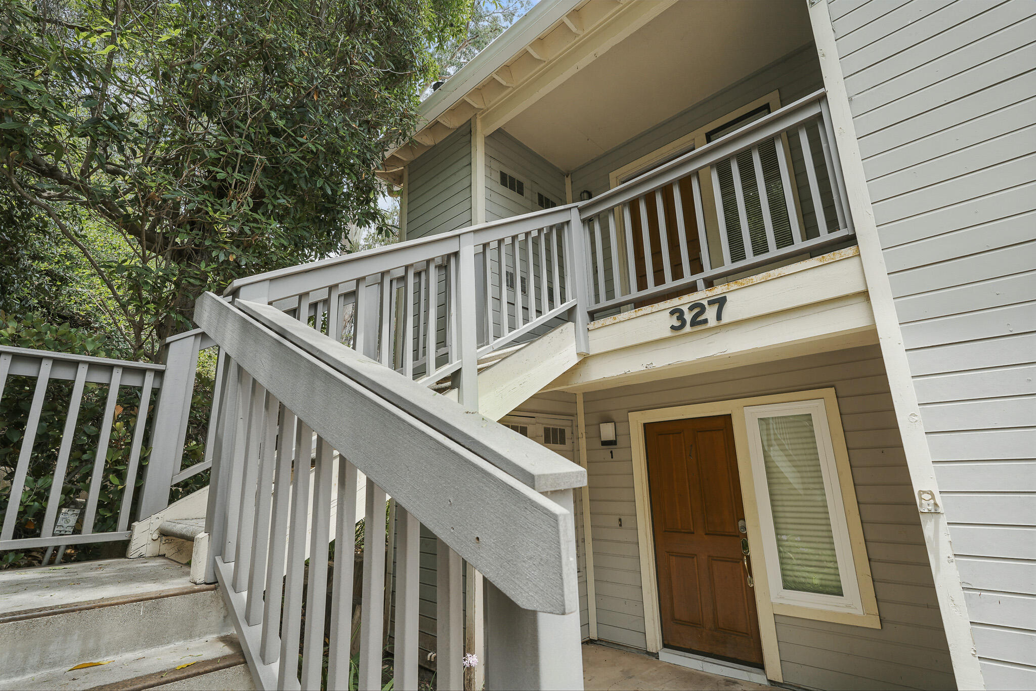 327 Ladera Street, 2