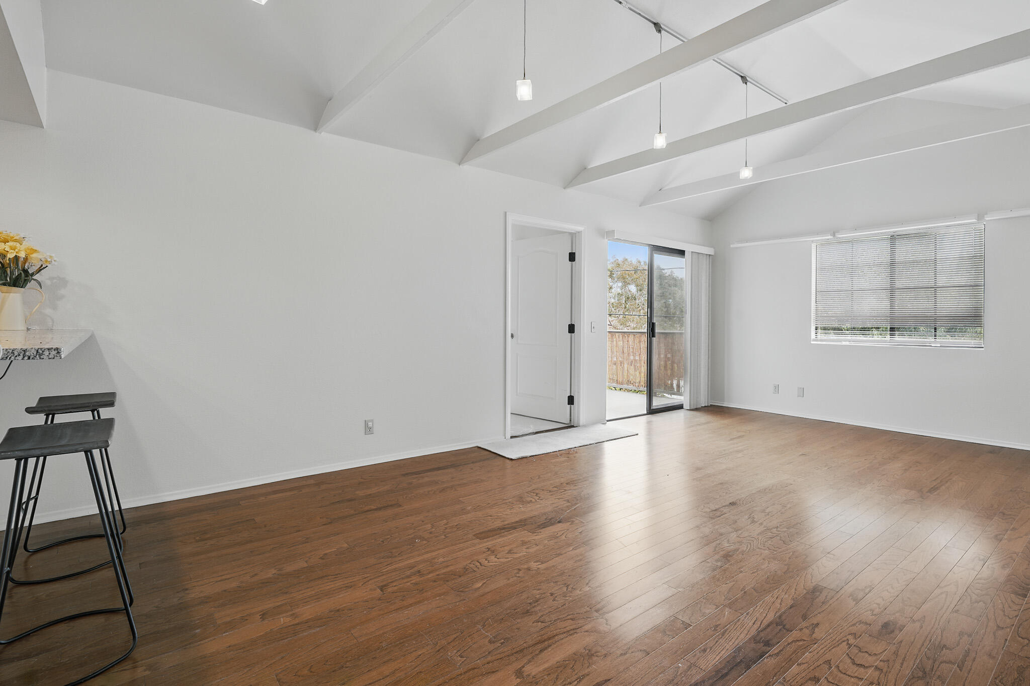 327 Ladera Street, 2