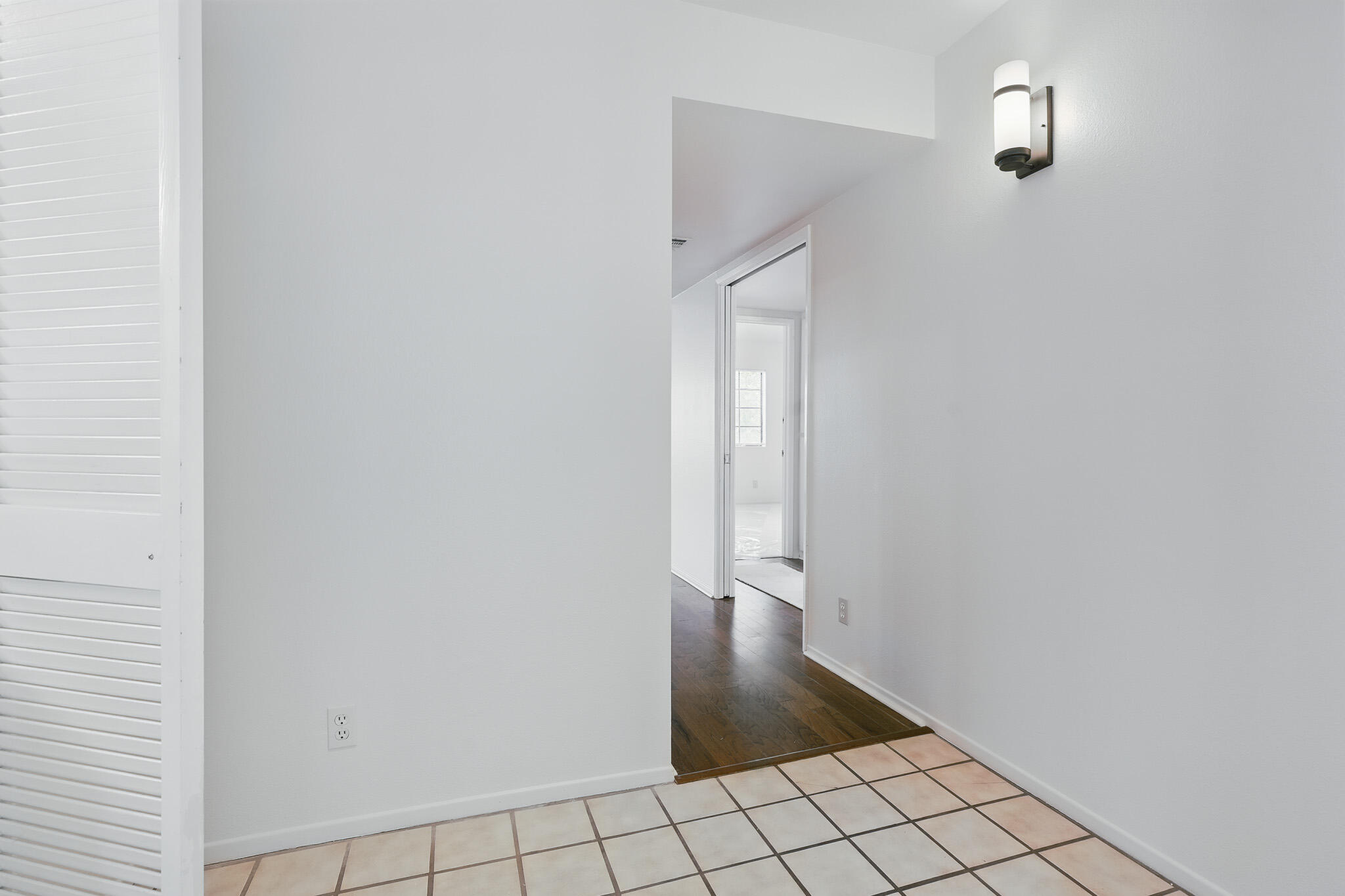 327 Ladera Street, 2