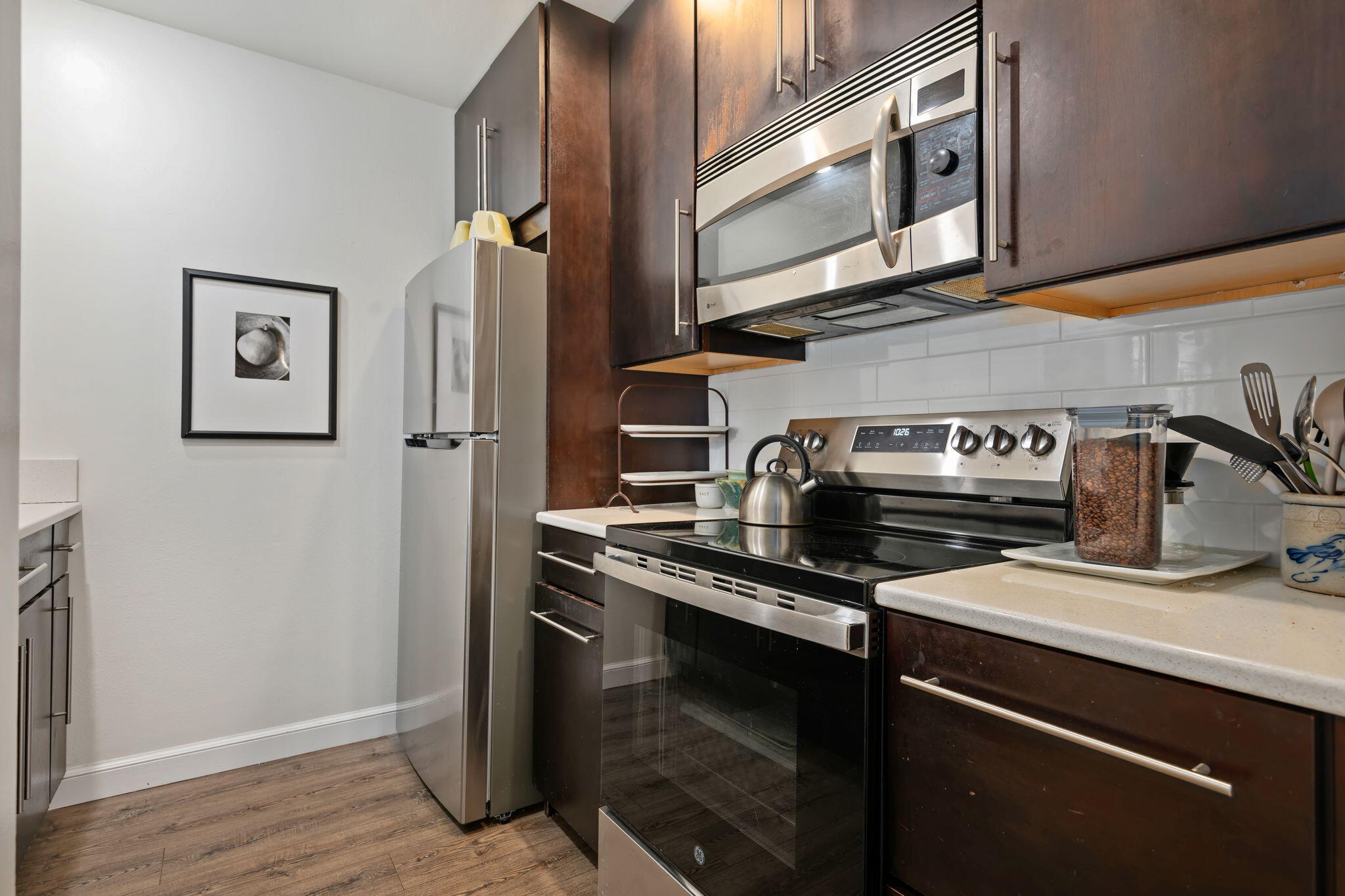 965 Miramonte Drive, 6