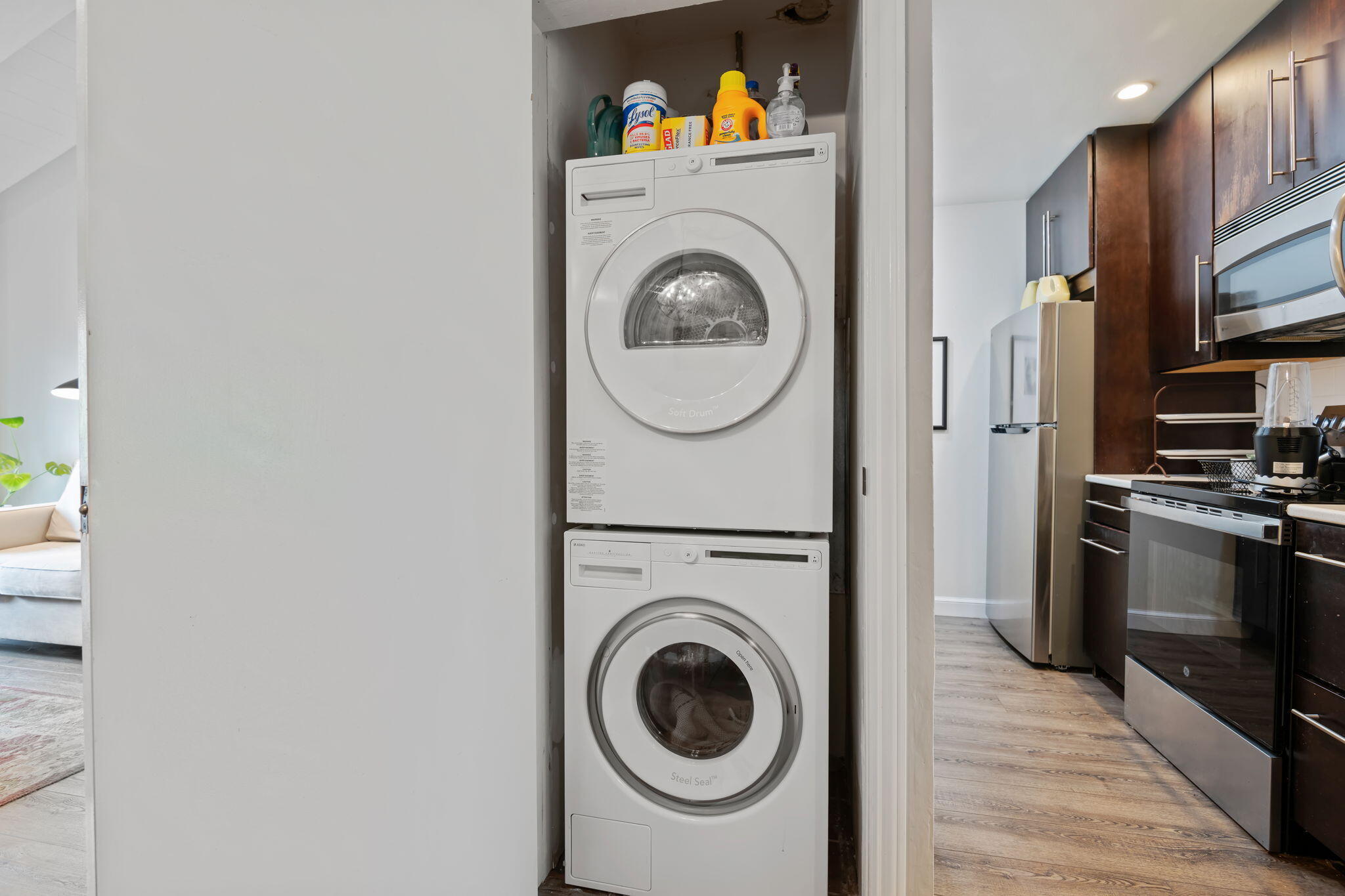 965 Miramonte Drive, 6