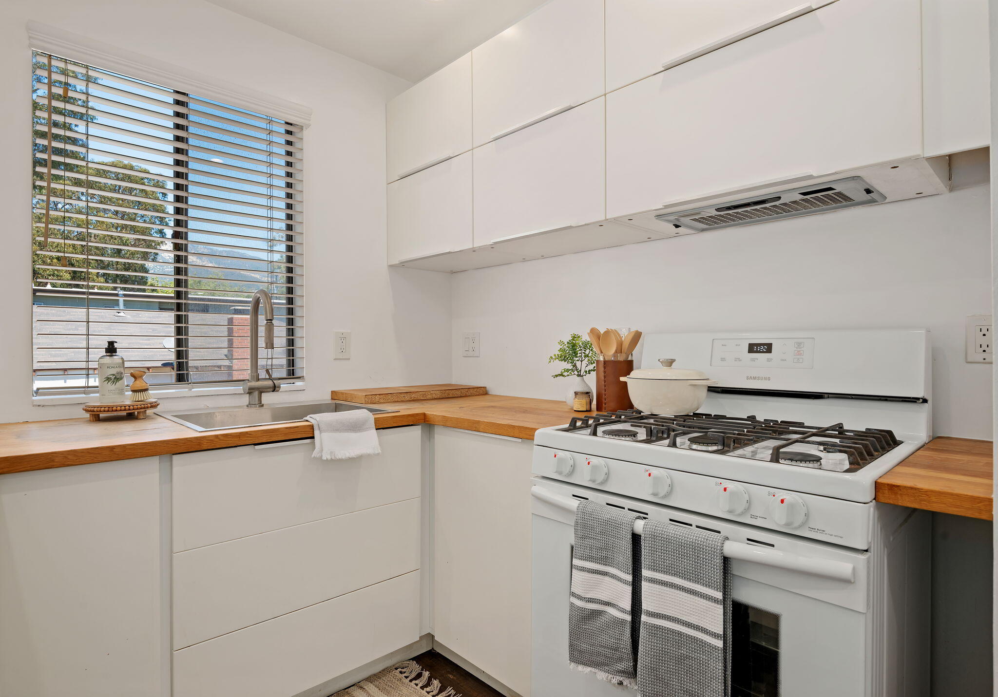 130 W Alamar Avenue, 4