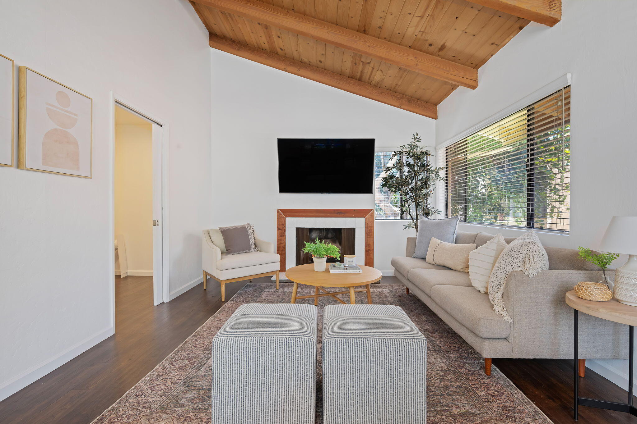 130 W Alamar Avenue, 4