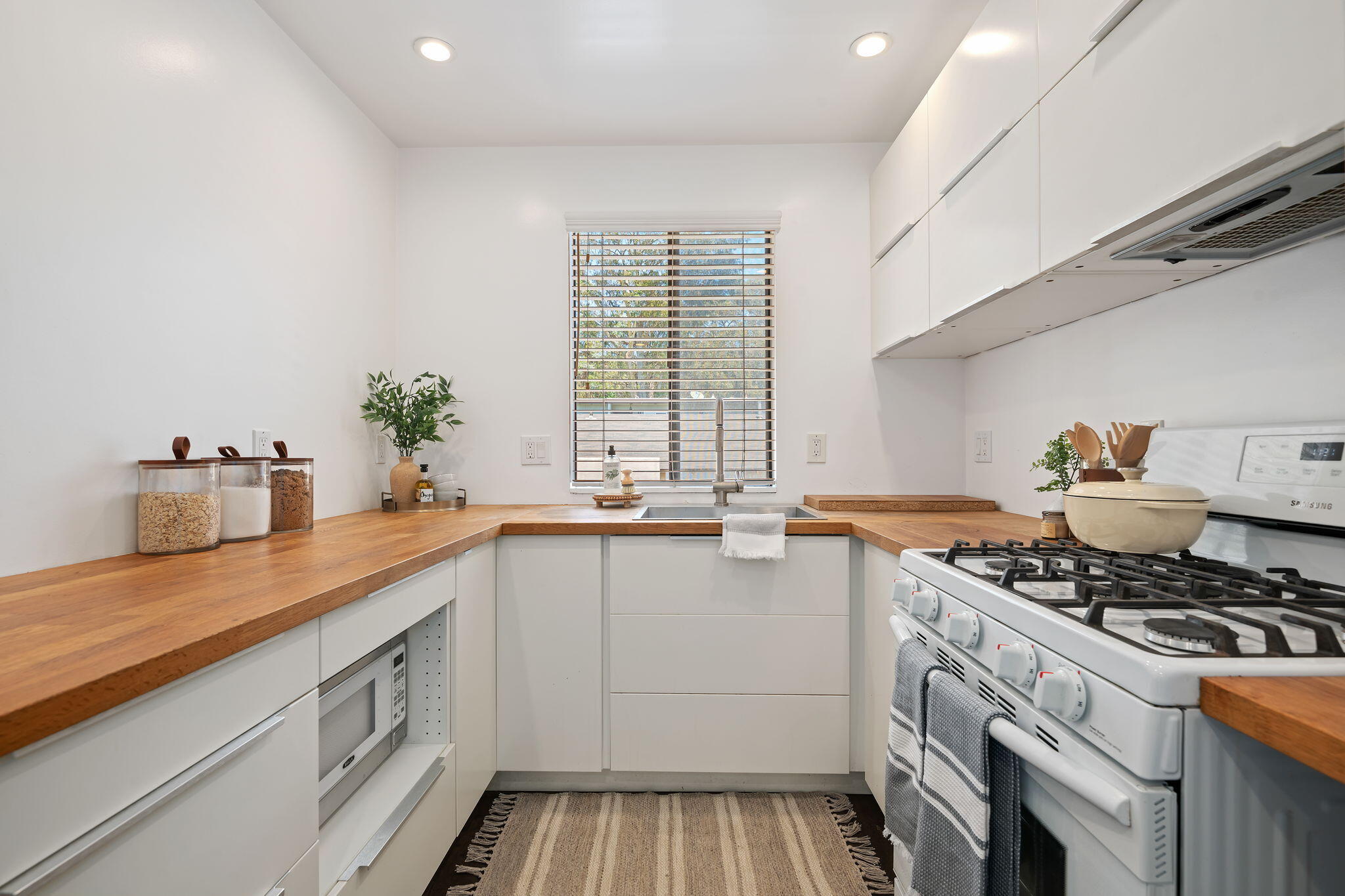 130 W Alamar Avenue, 4