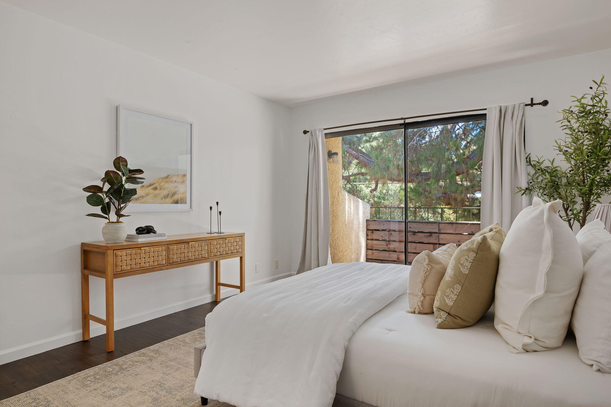 130 W Alamar Avenue, 4