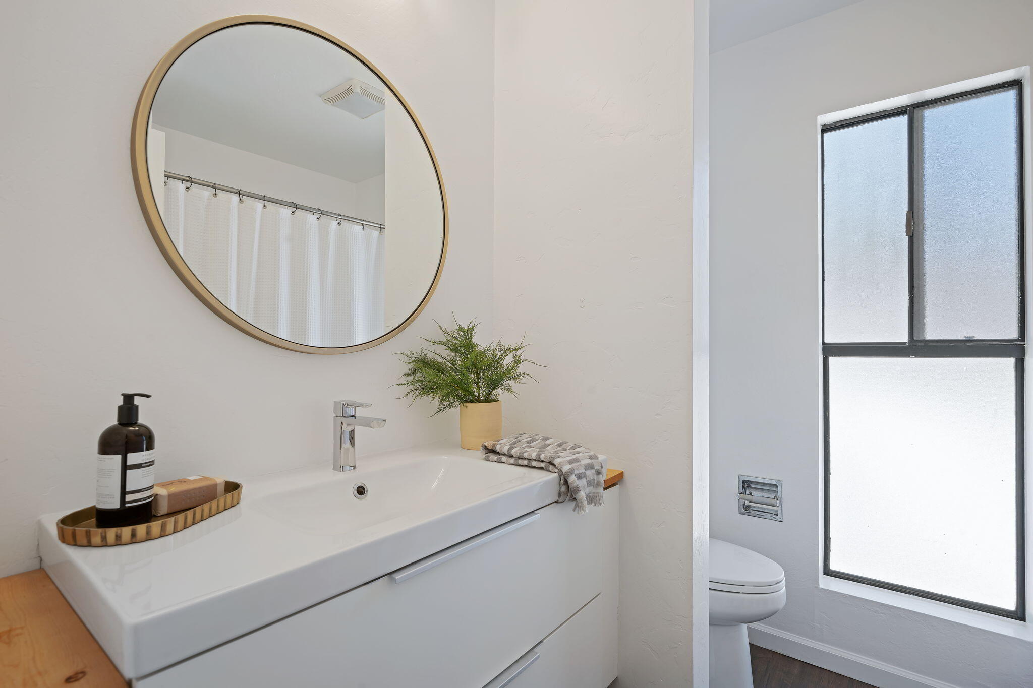 130 W Alamar Avenue, 4
