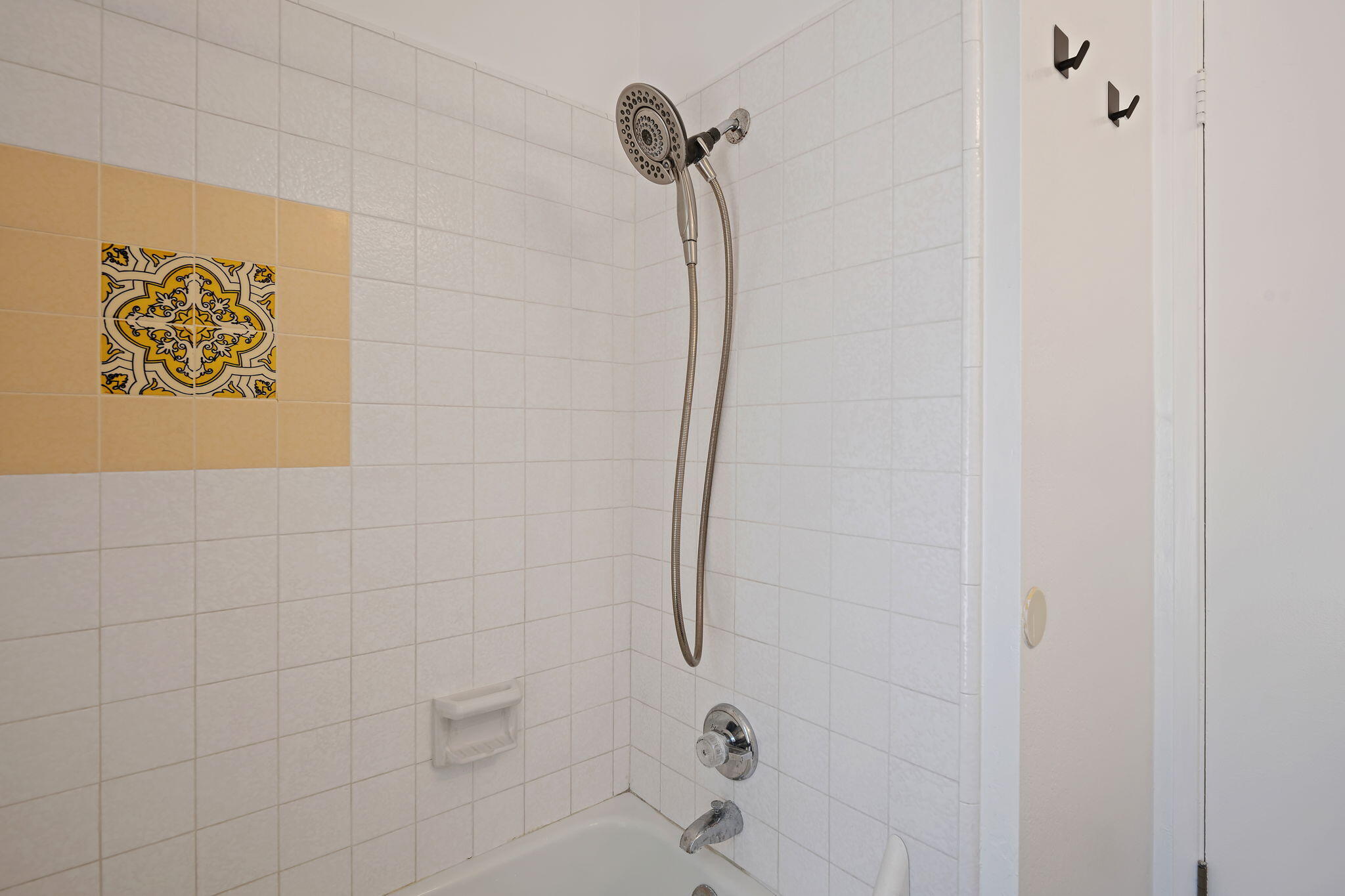 130 W Alamar Avenue, 4