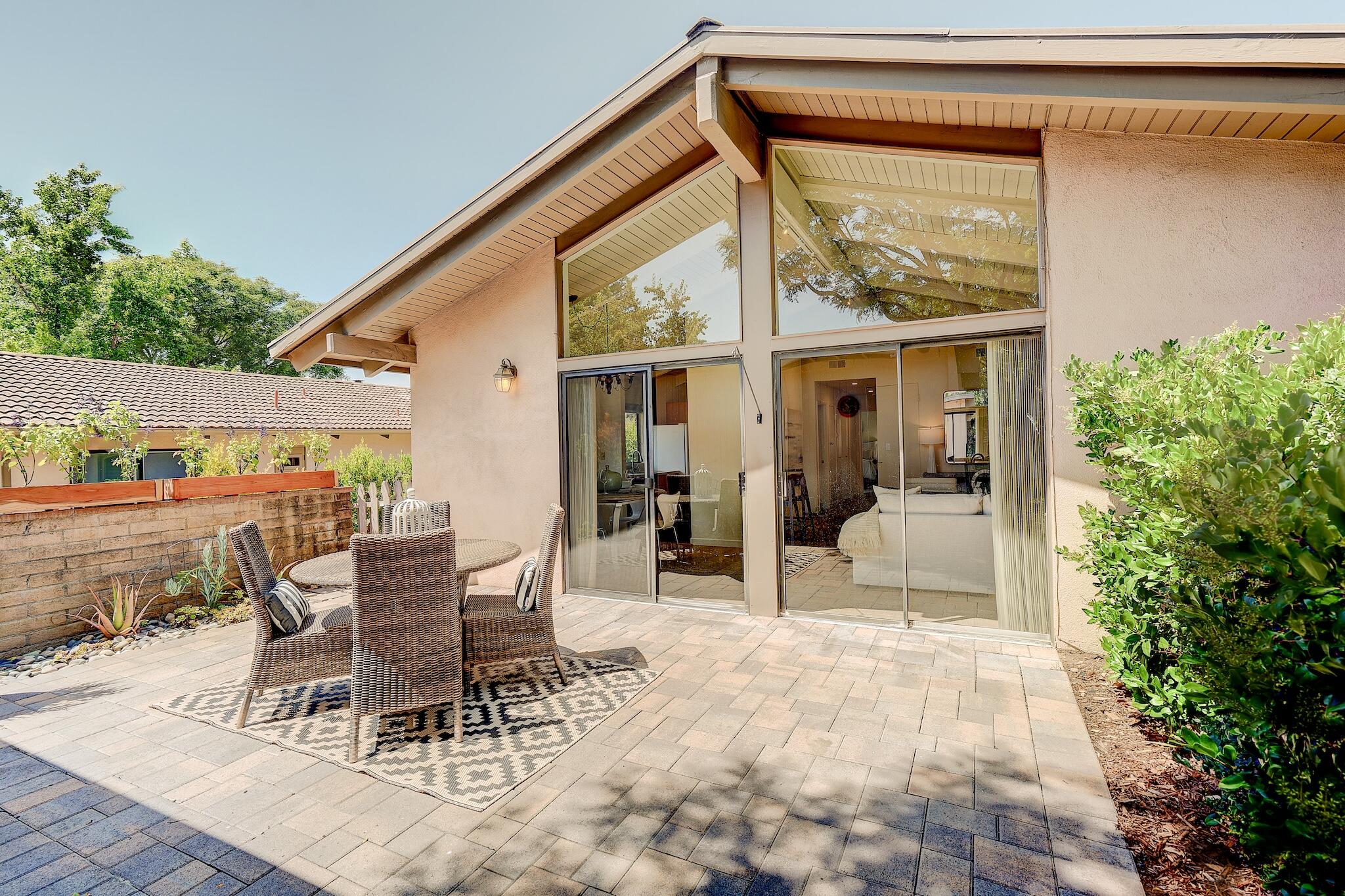 551 N La Cumbre Road