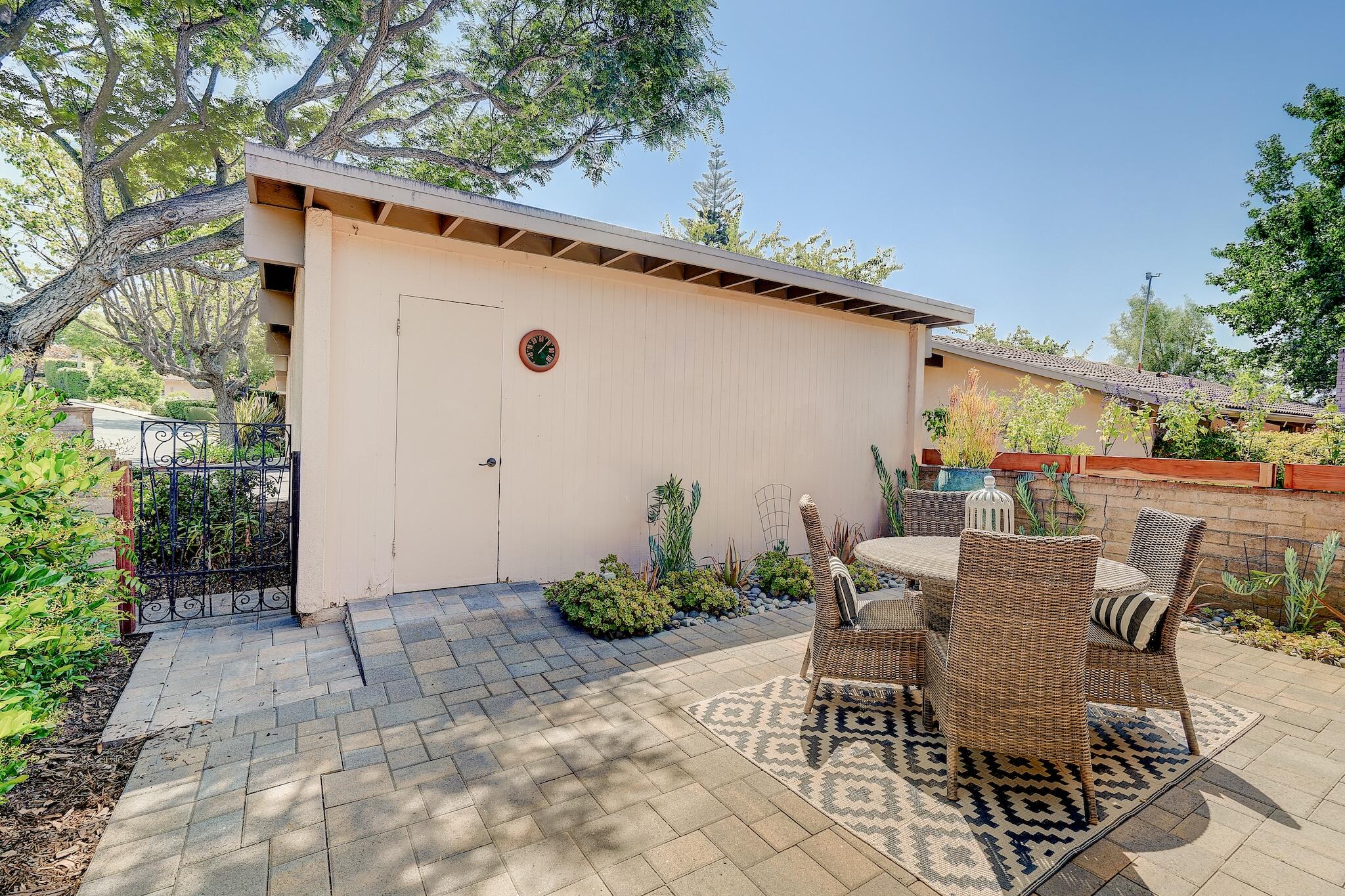 551 N La Cumbre Road