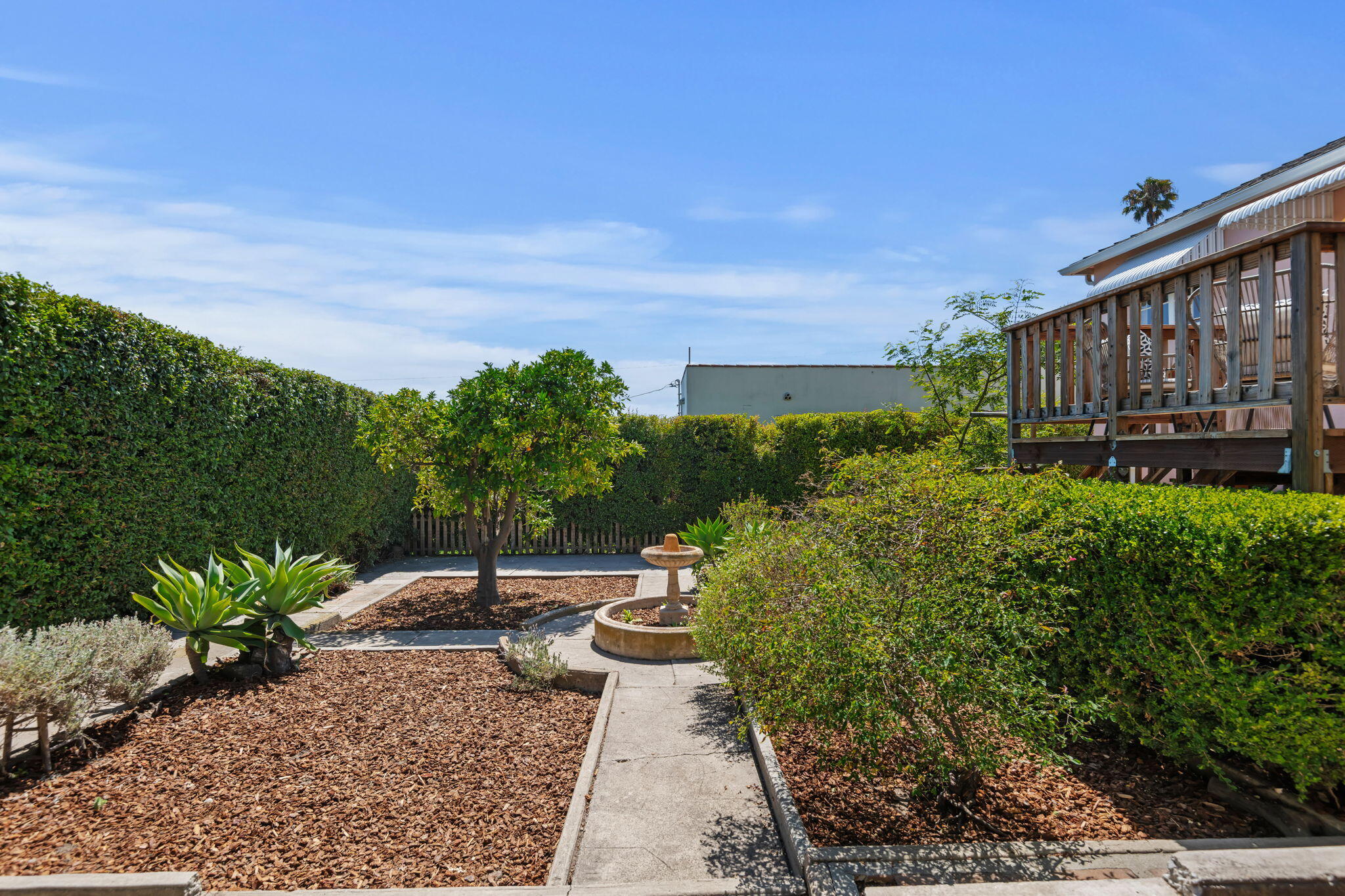 1302 E Cota Street