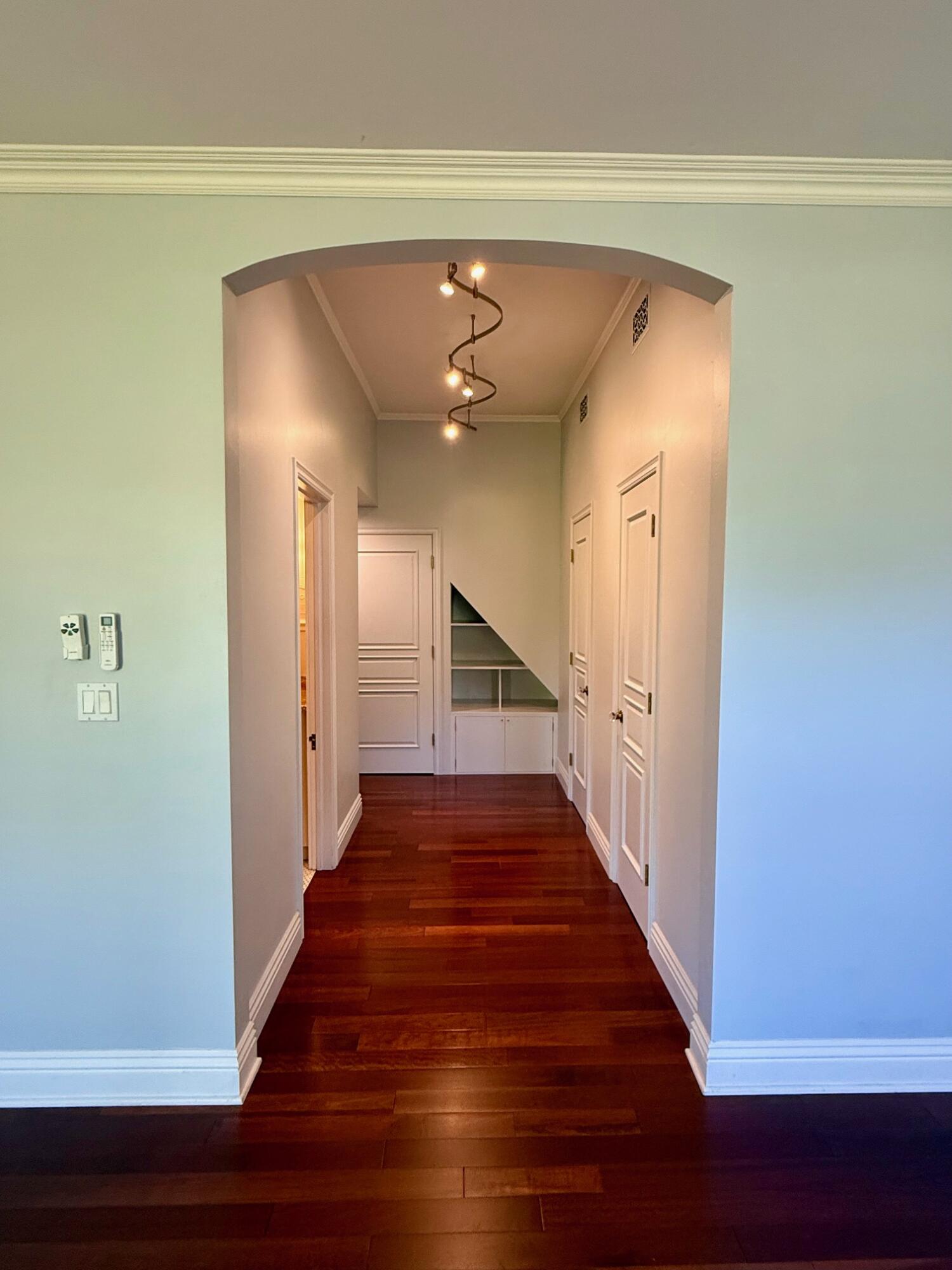 1035 E De La Guerra Street