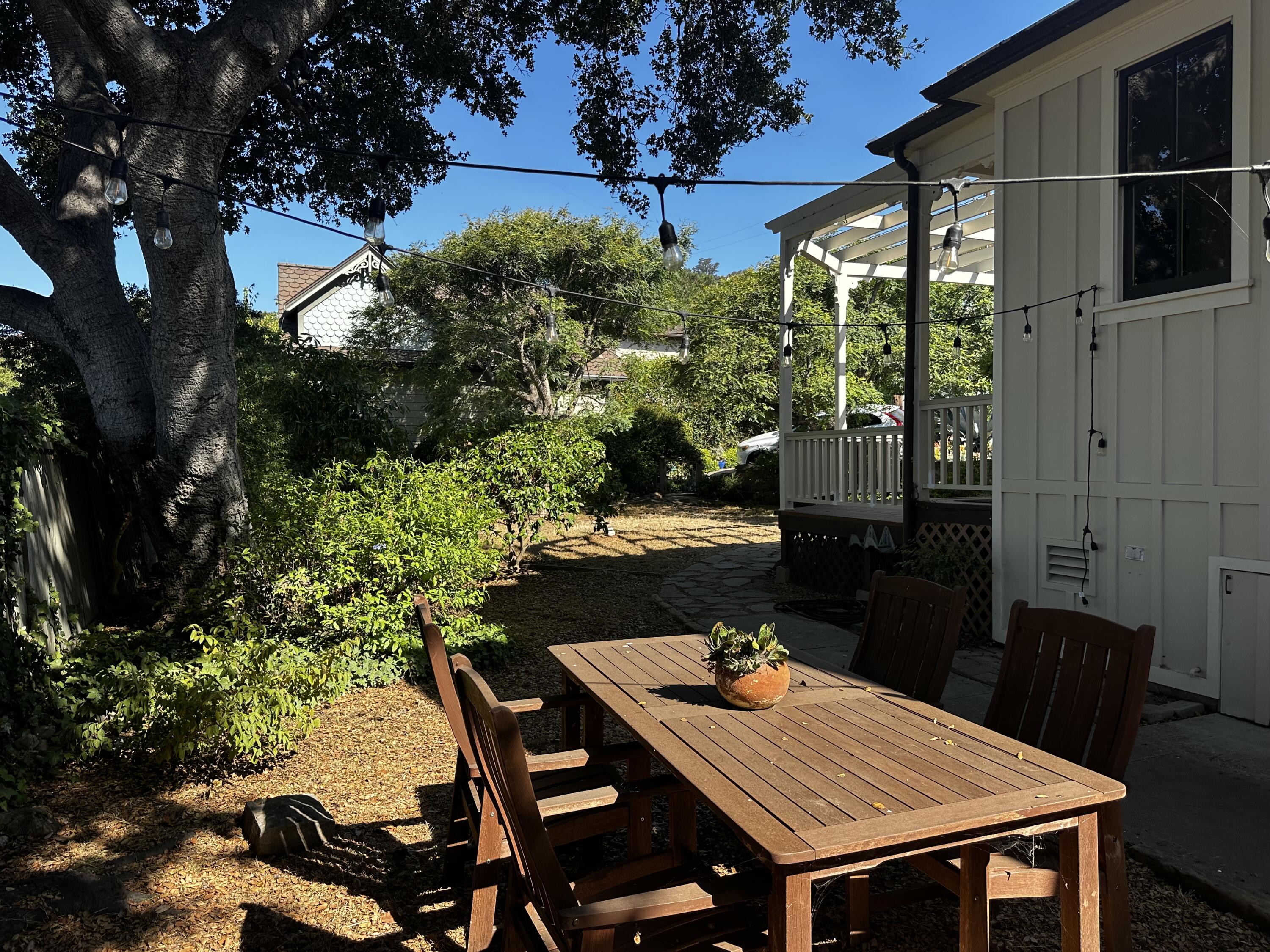 1035 E De La Guerra Street