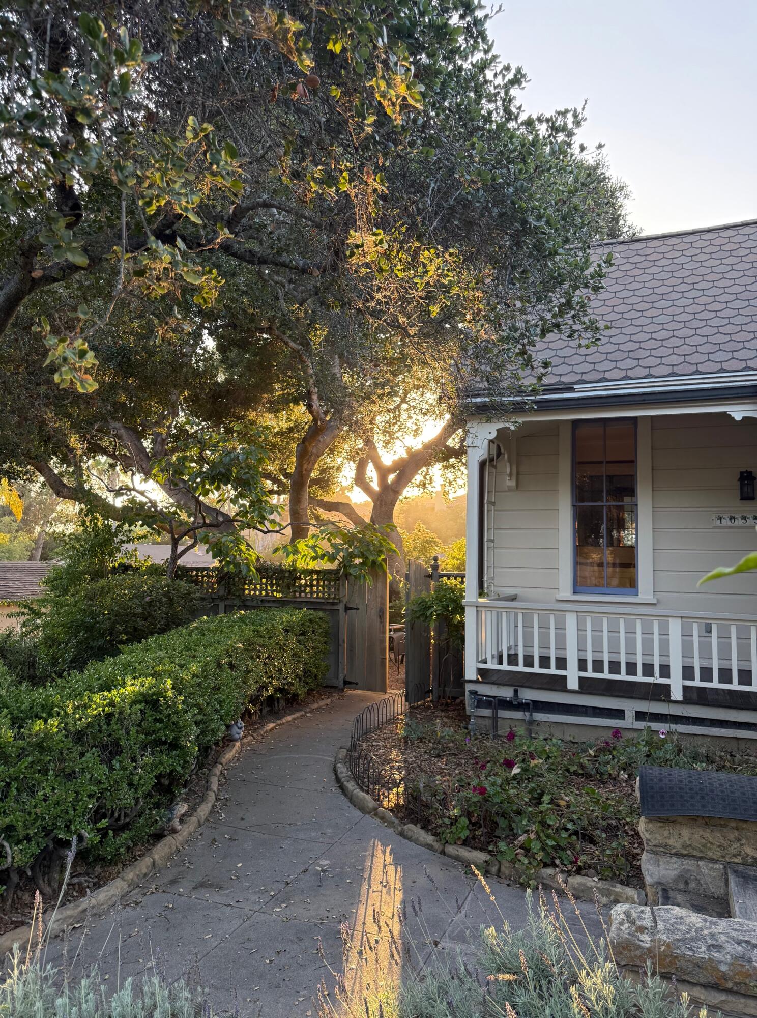 1035 E De La Guerra Street