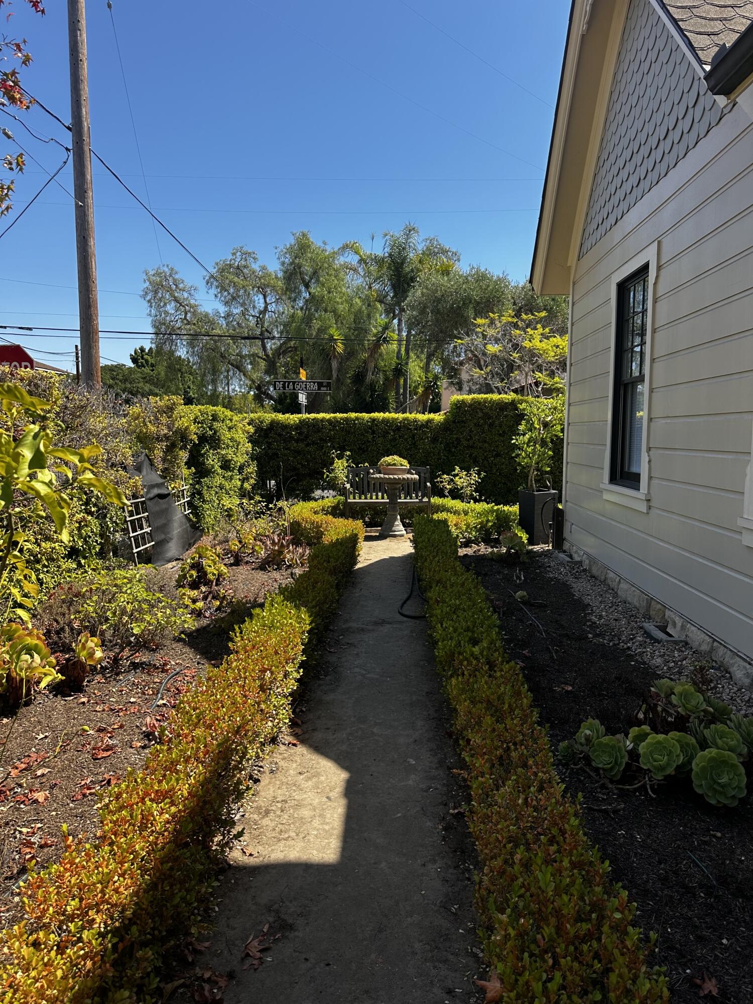 1035 E De La Guerra Street, A