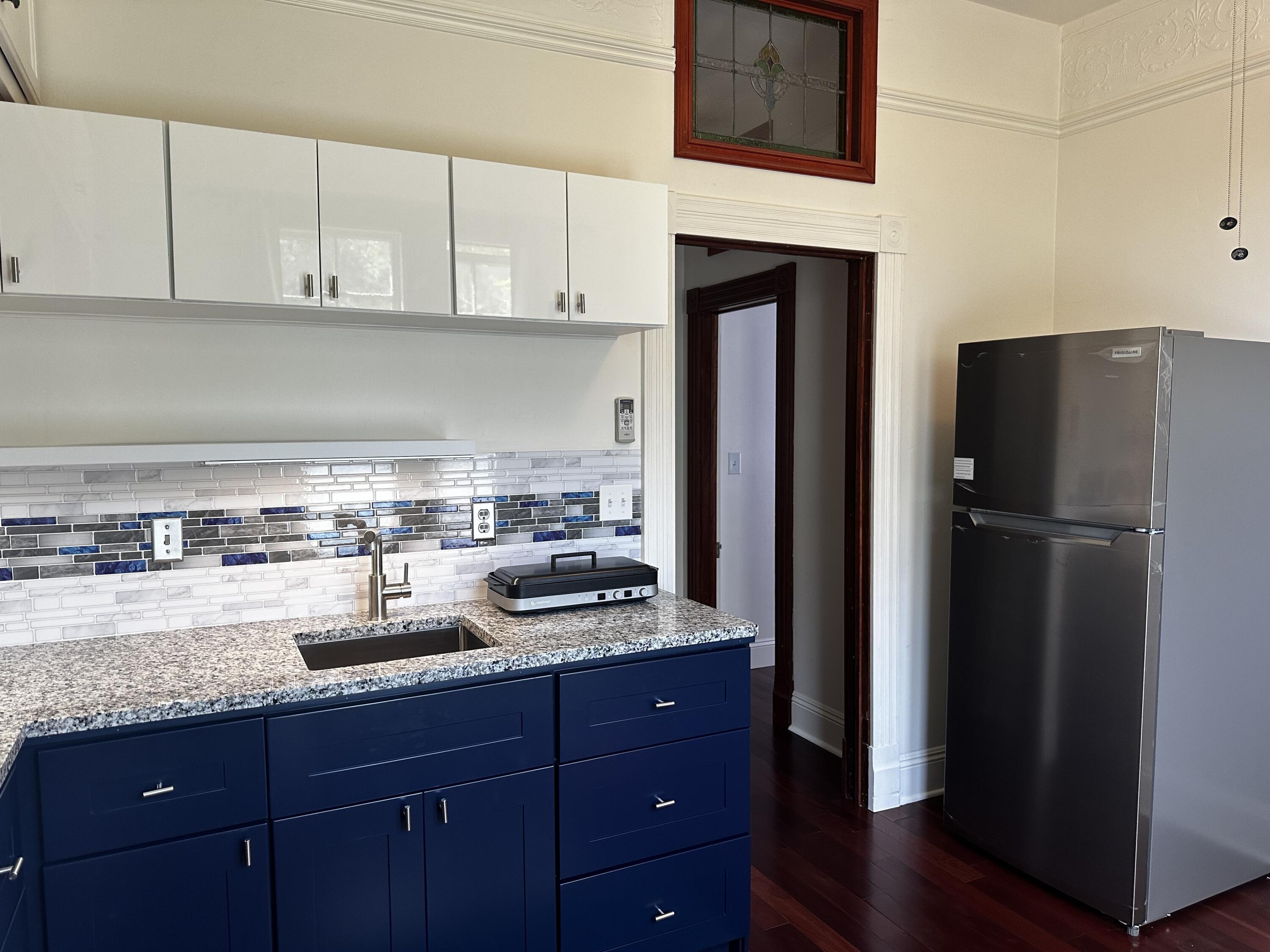 1035 E De La Guerra Street, A