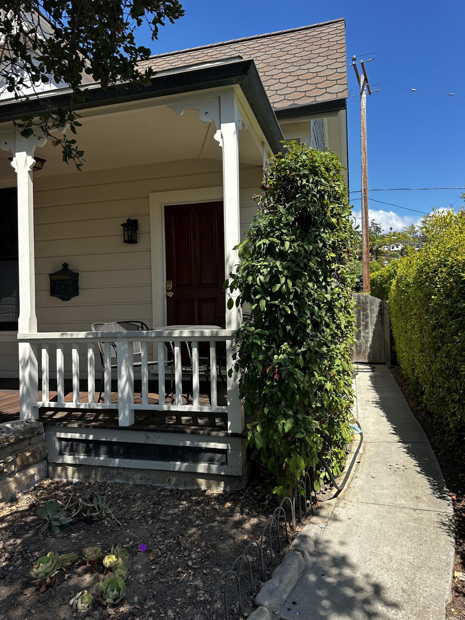 1035 E De La Guerra Street, A