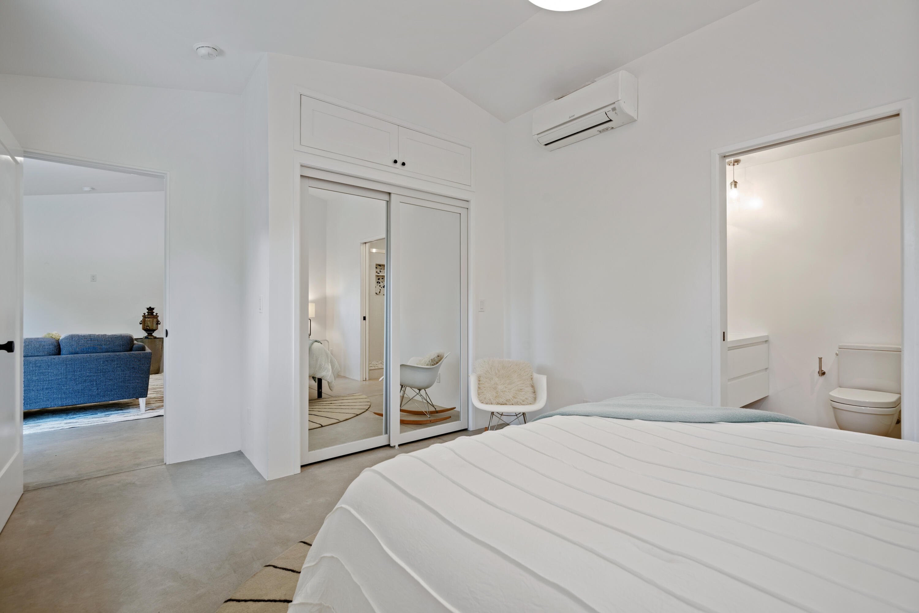 1374 1/2 E Valley Road