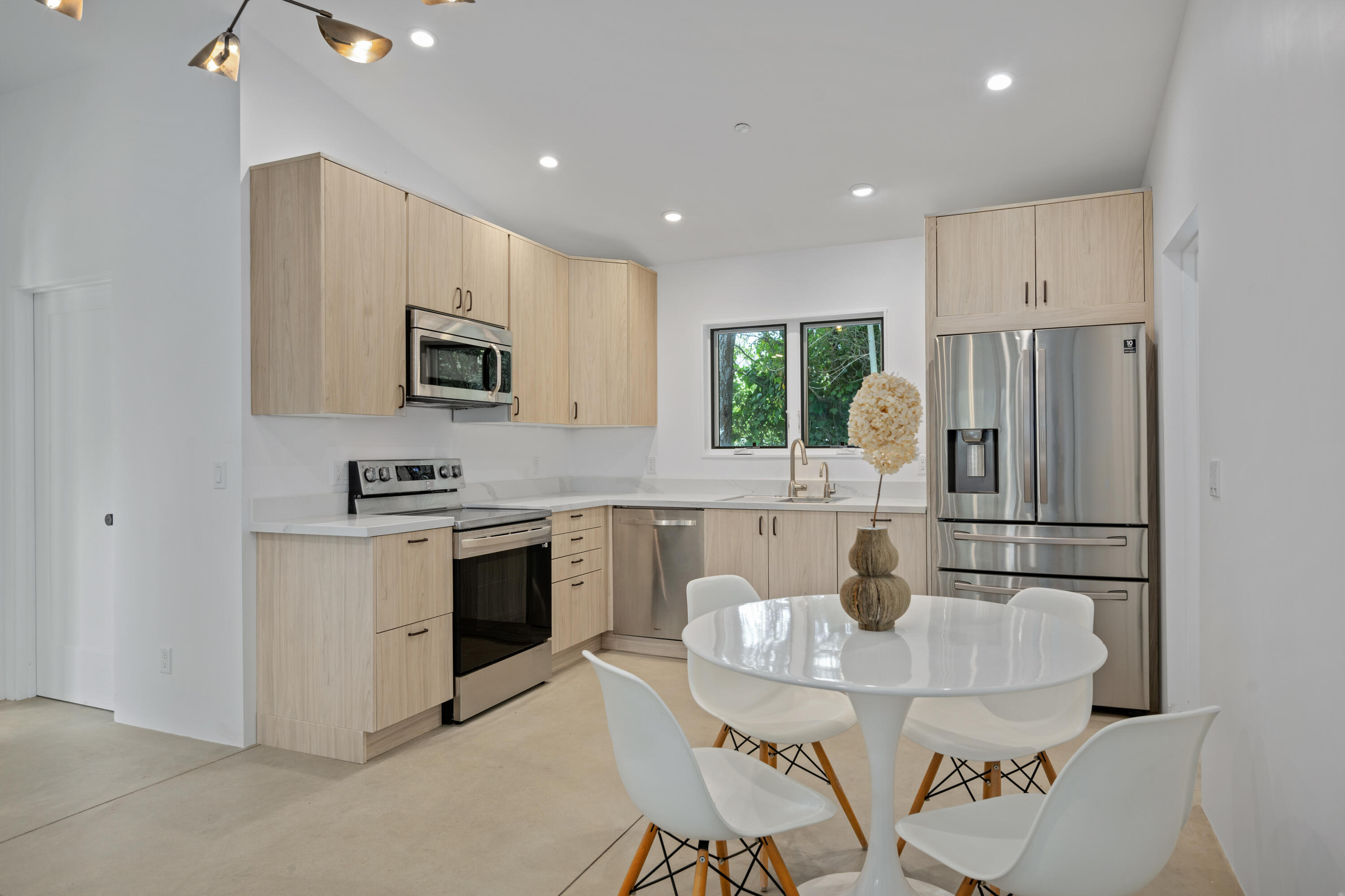 1374 1/2 E Valley Road