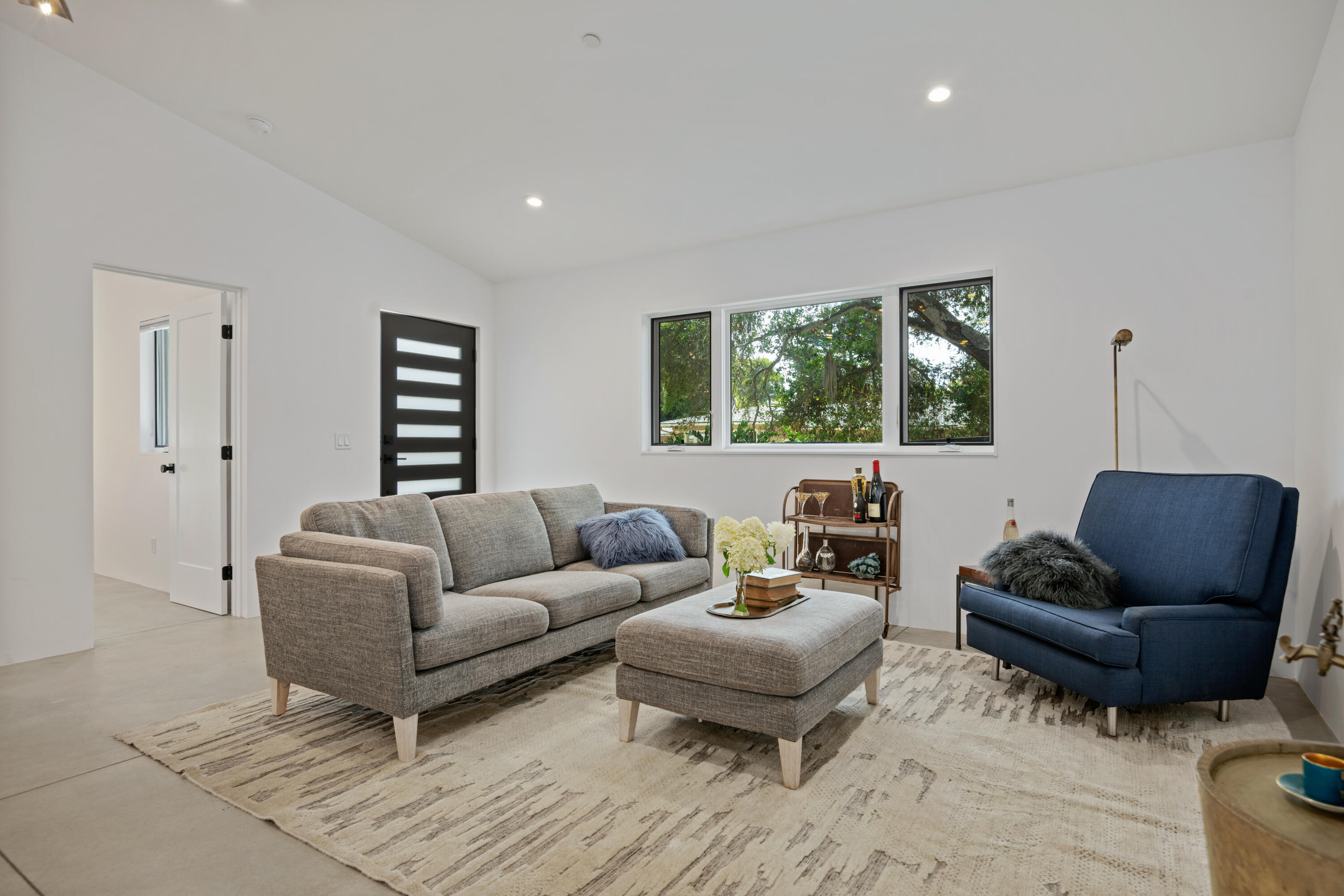 1374 1/2 E Valley Road