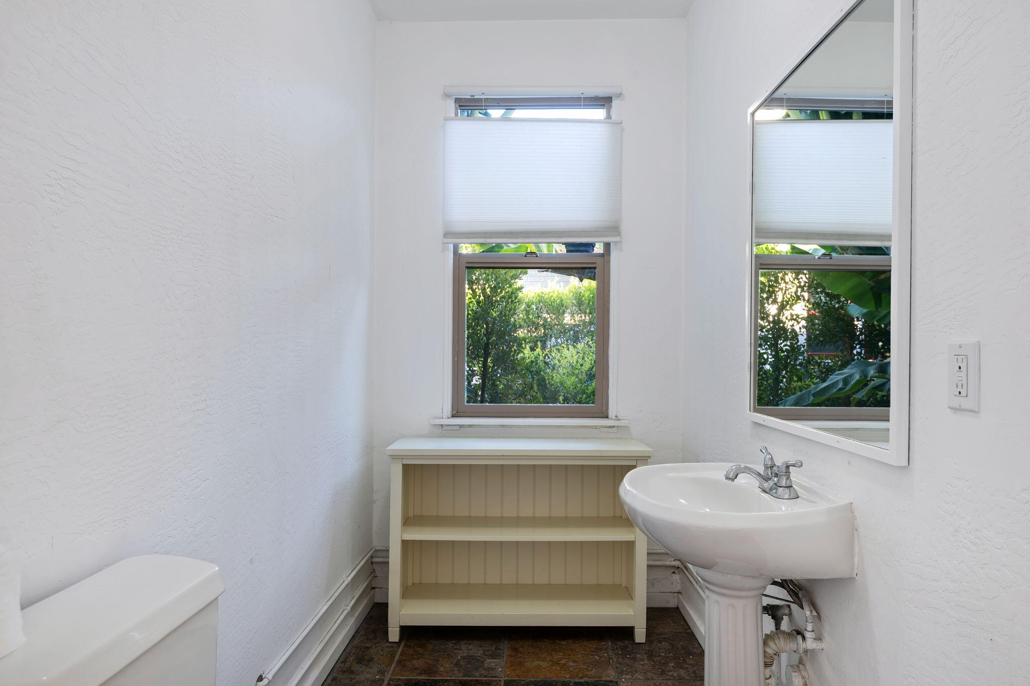 211 W Victoria Street