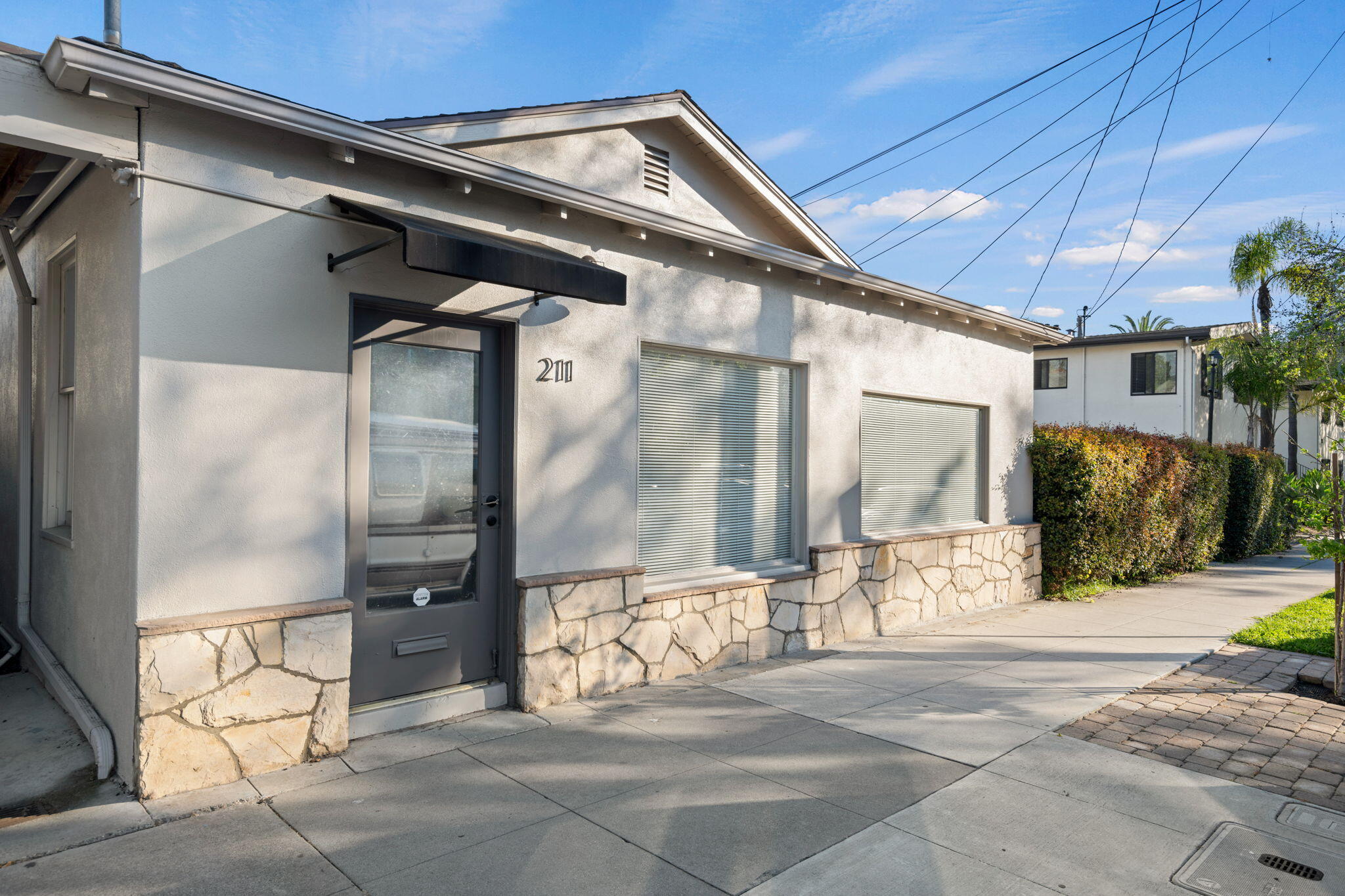 211 W Victoria Street