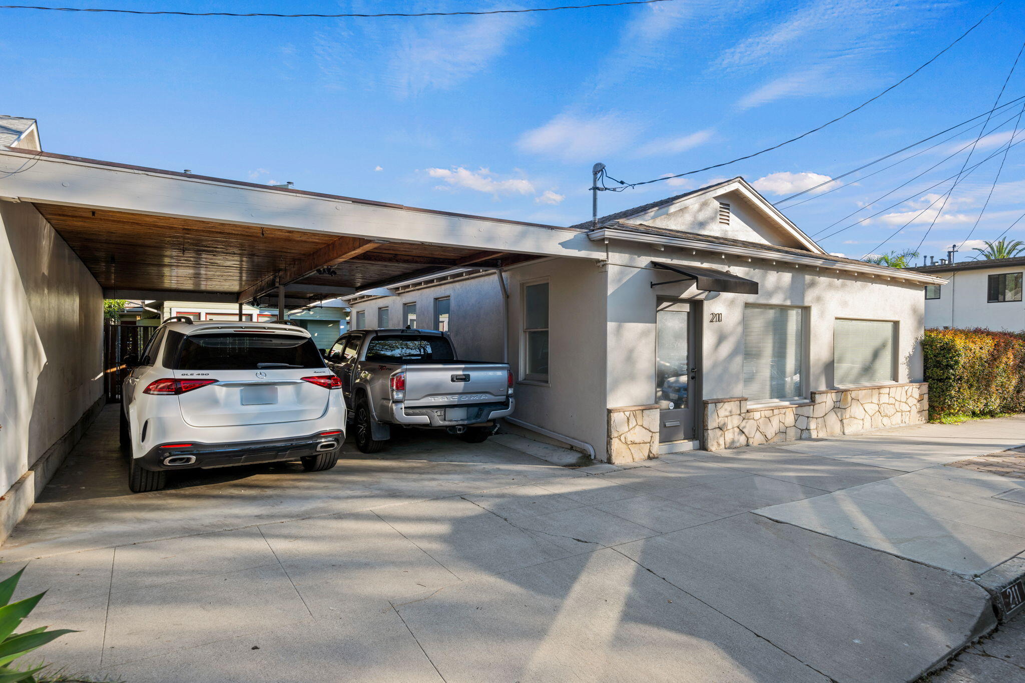 211 W Victoria Street