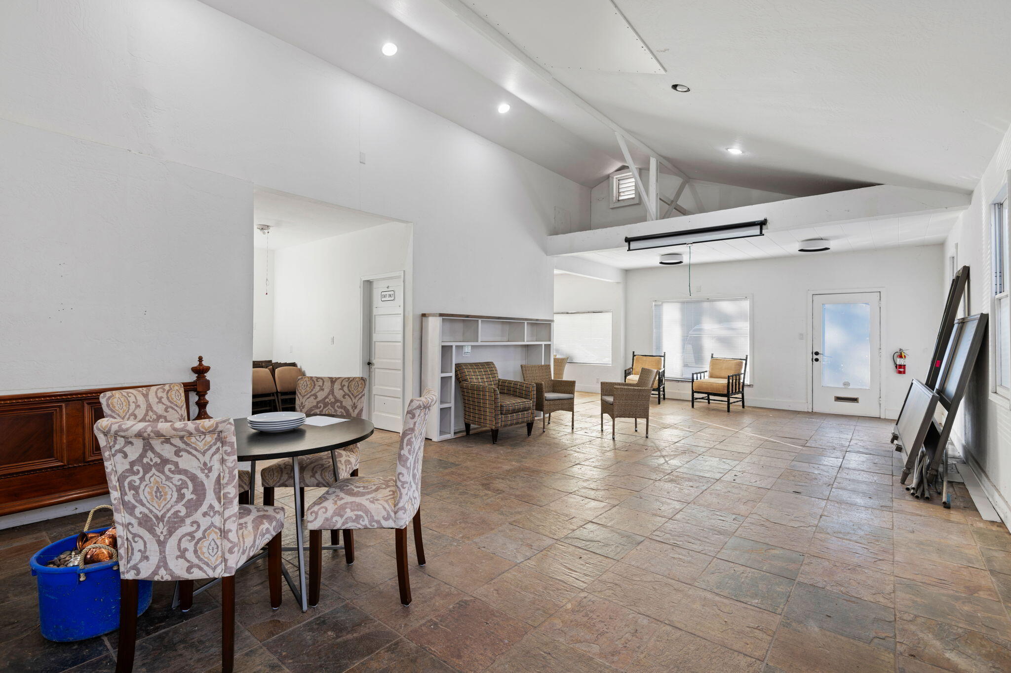 211 W Victoria Street