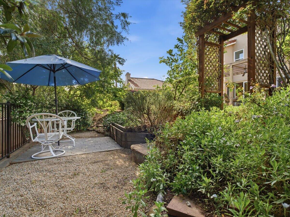 3877 Via Las Brisas