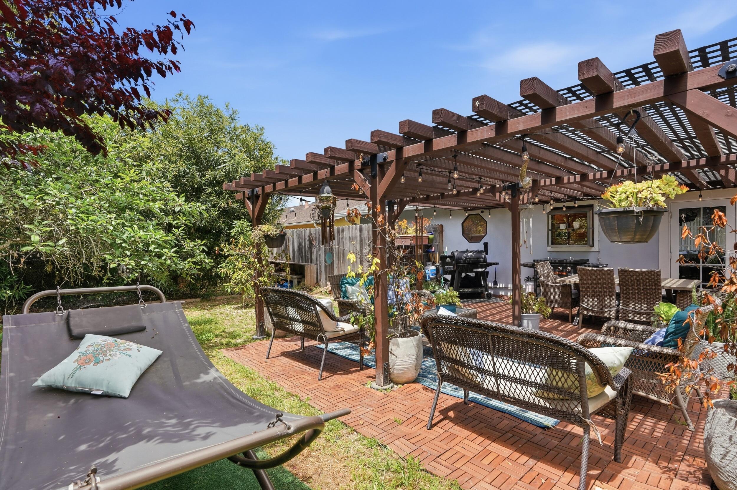 836 Clemens Way