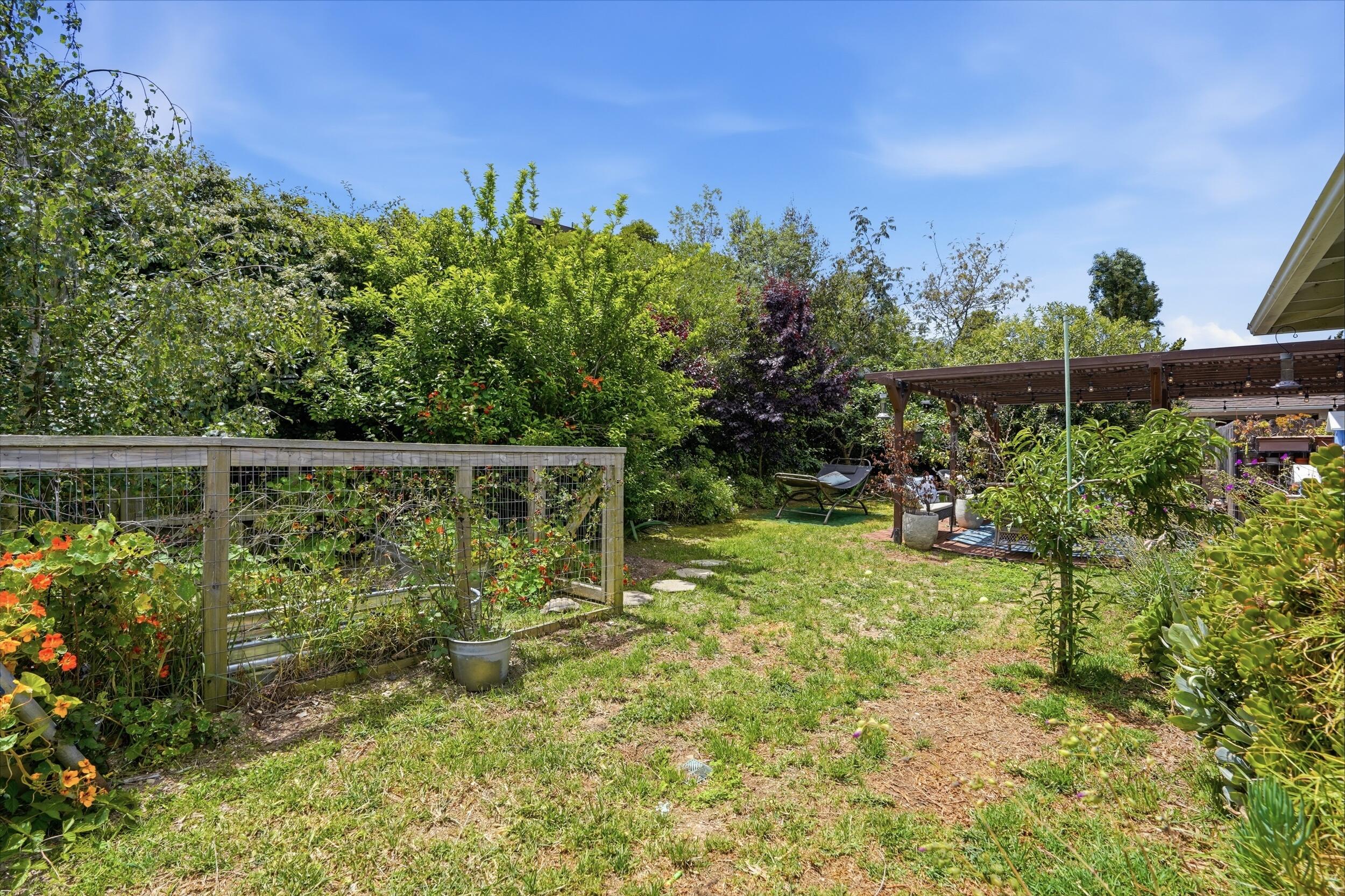 836 Clemens Way