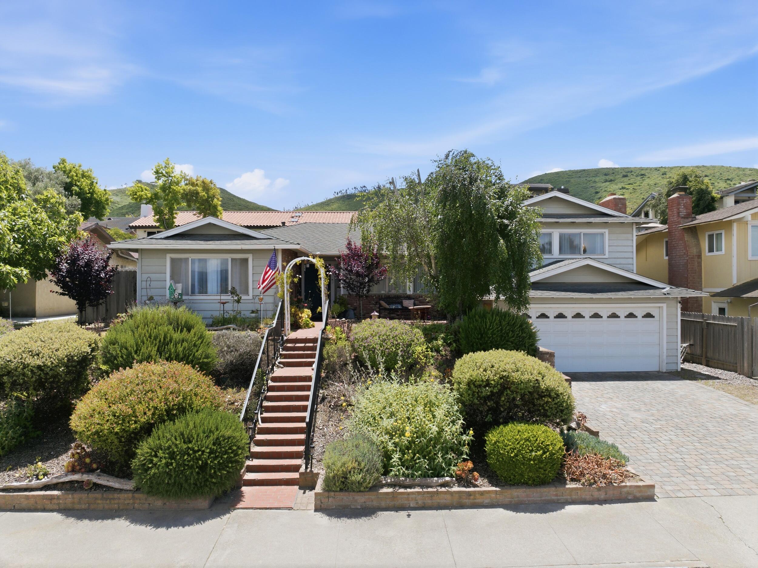 836 Clemens Way
