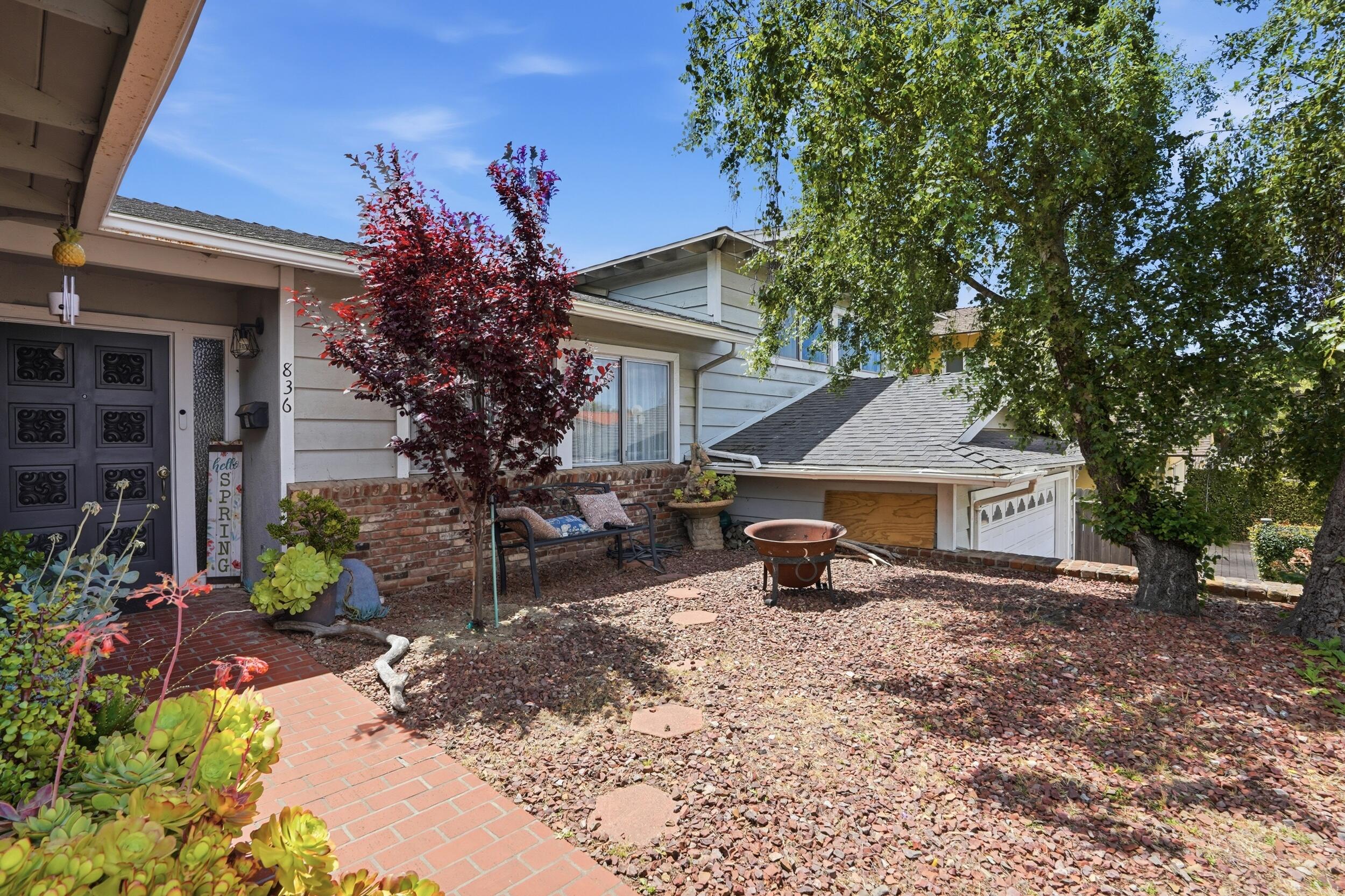 836 Clemens Way