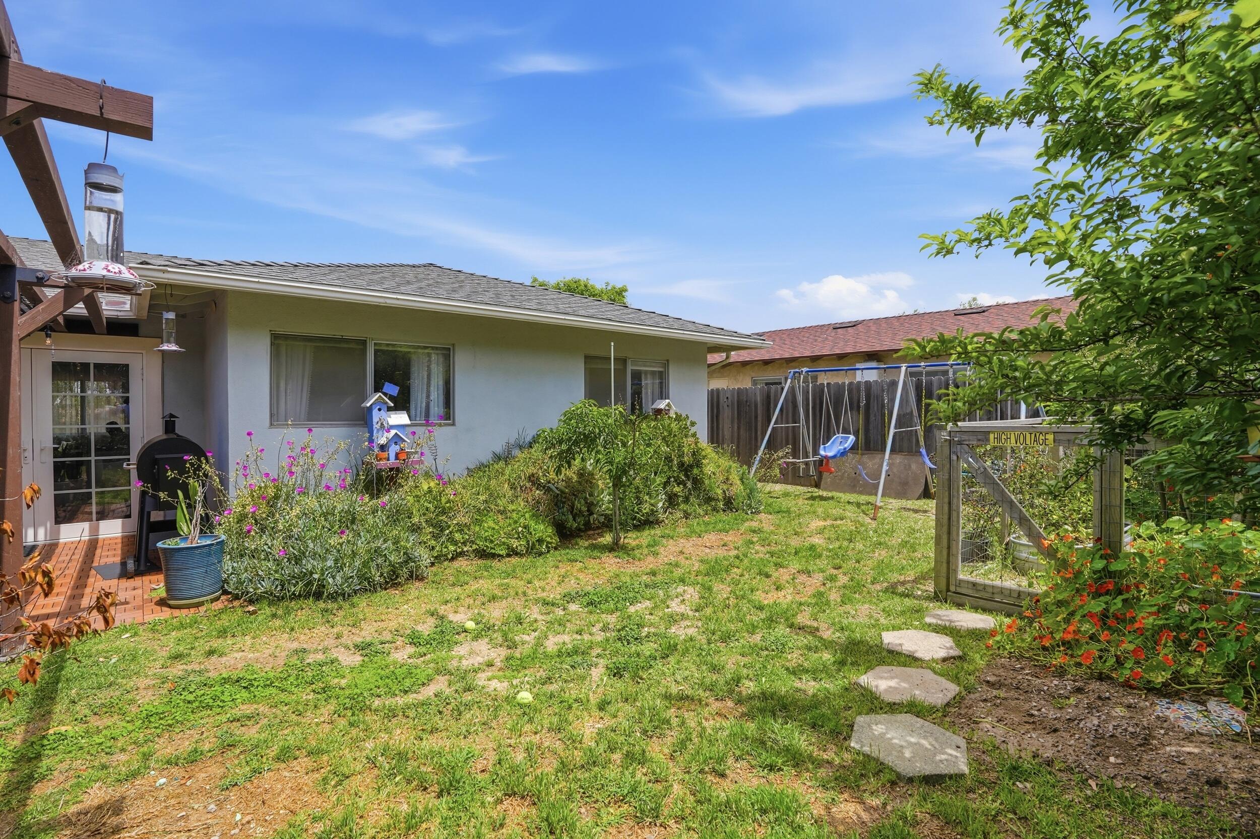 836 Clemens Way