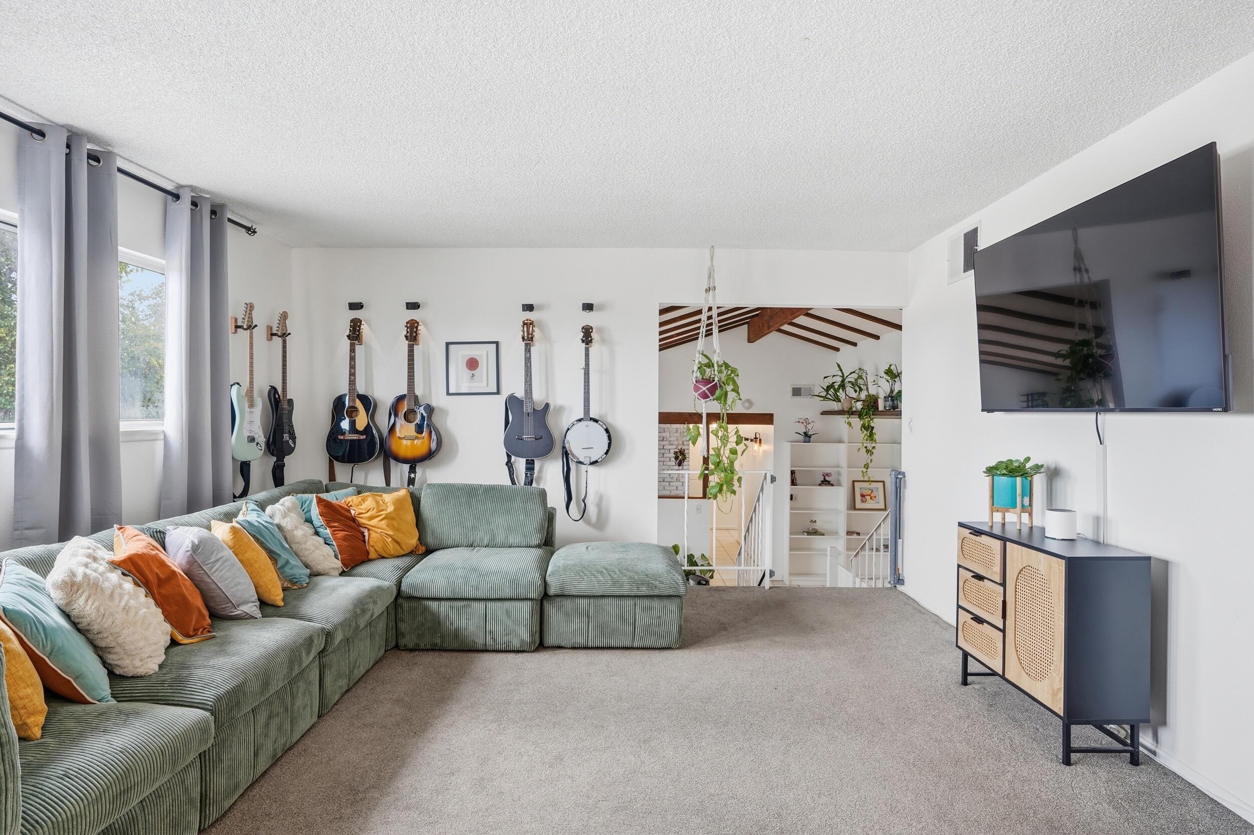 836 Clemens Way