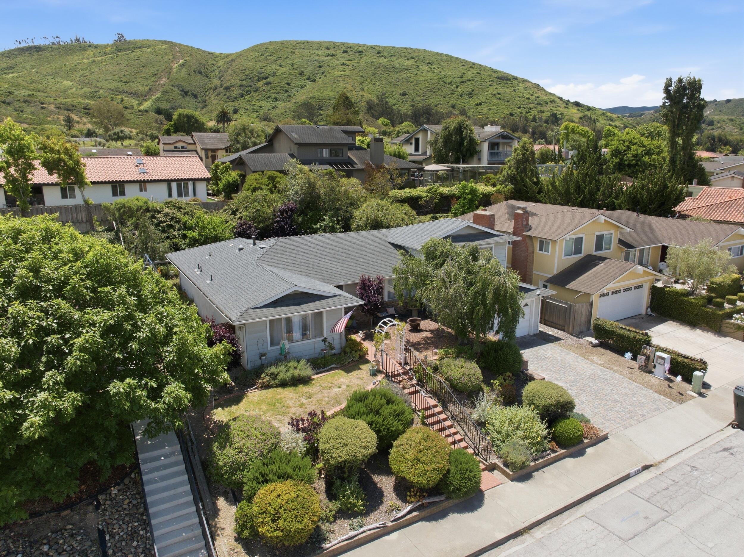 836 Clemens Way