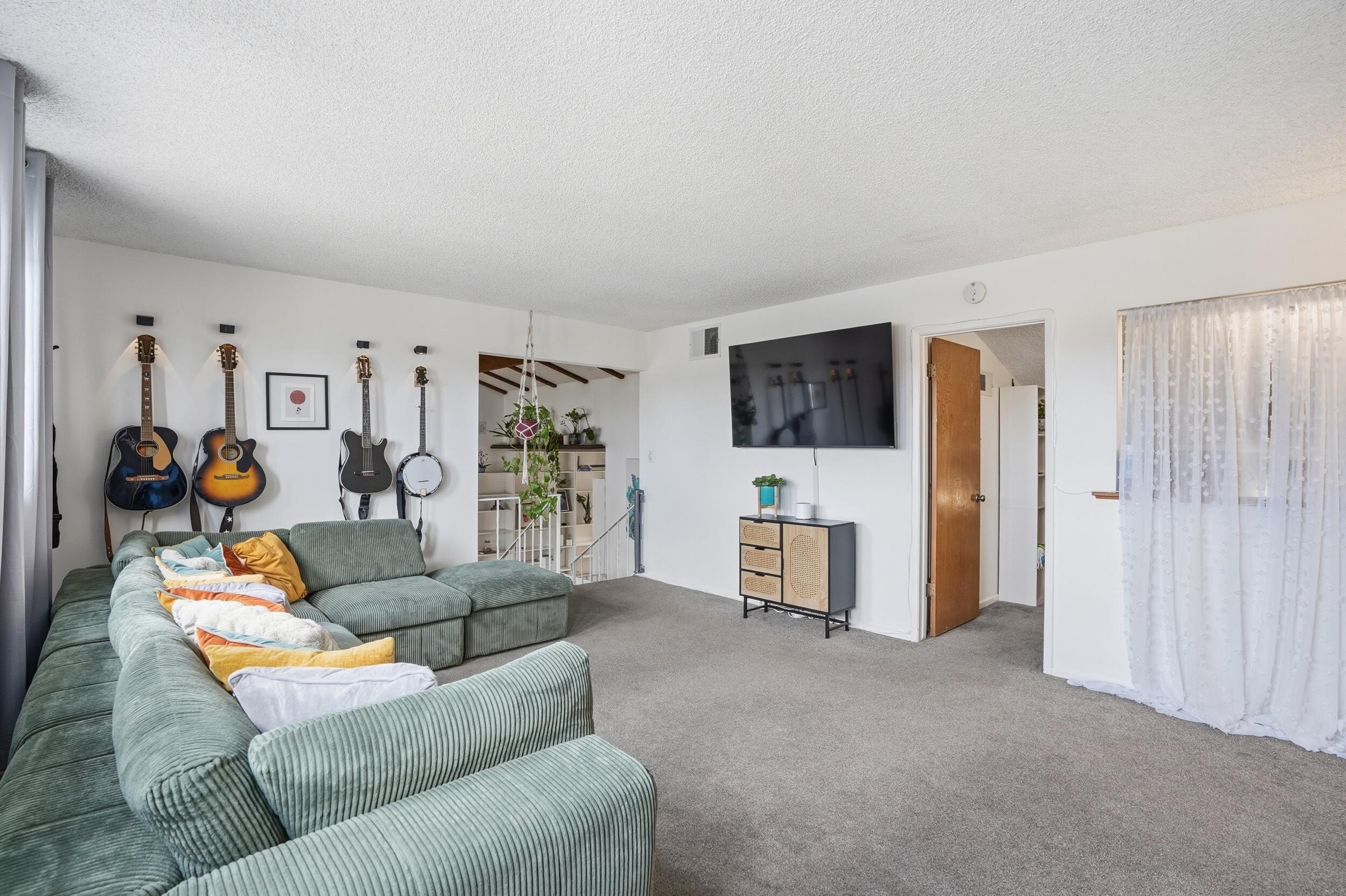 836 Clemens Way