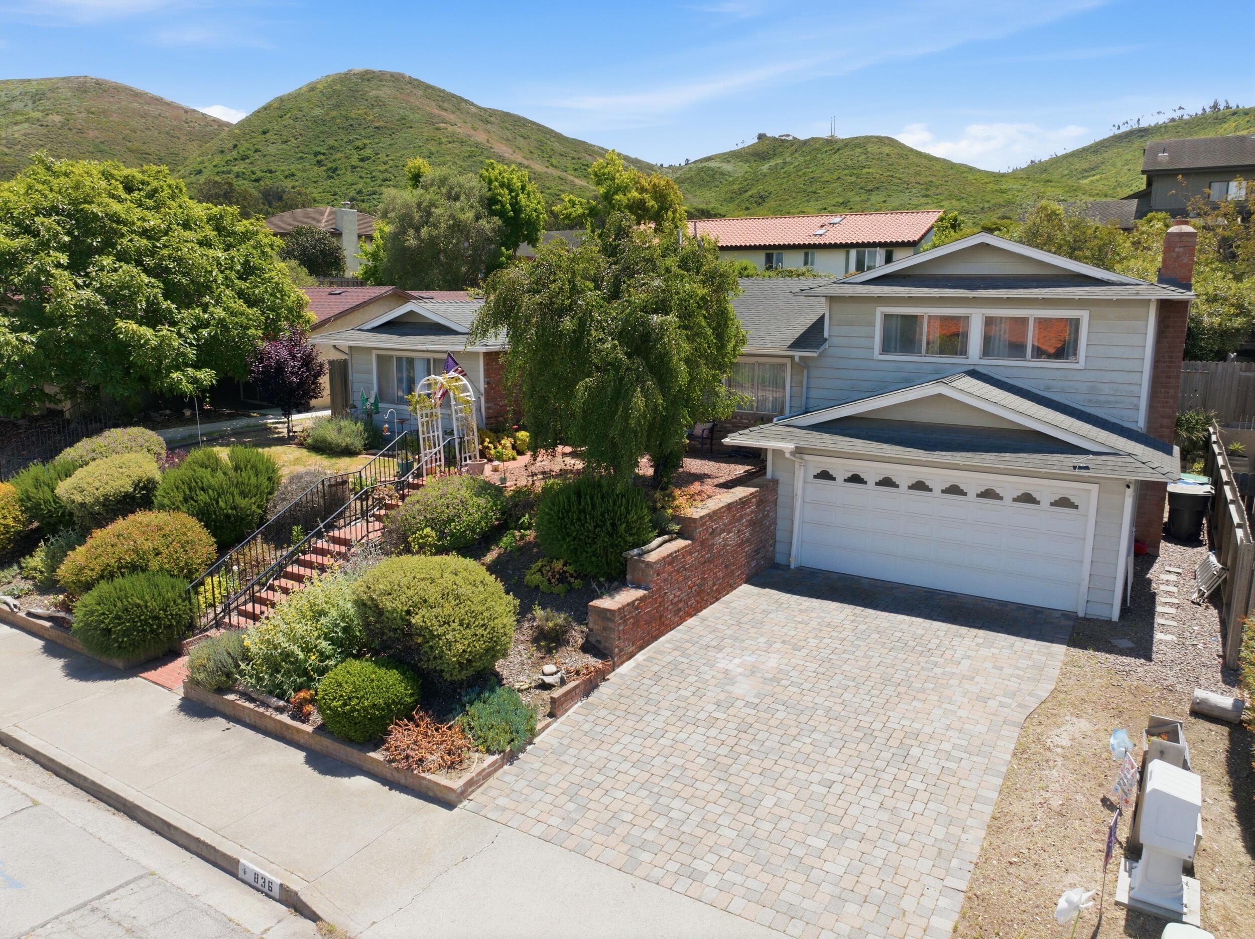 836 Clemens Way