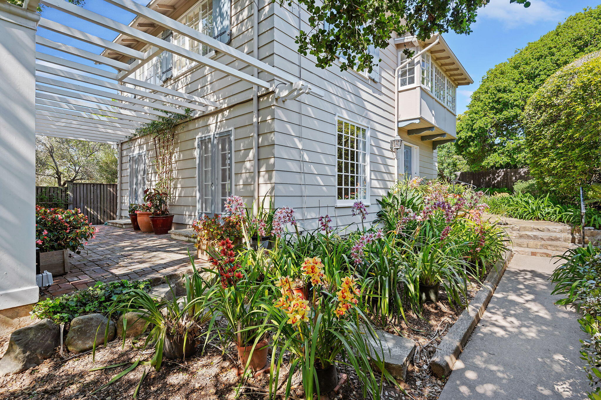 321 E Mission Street
