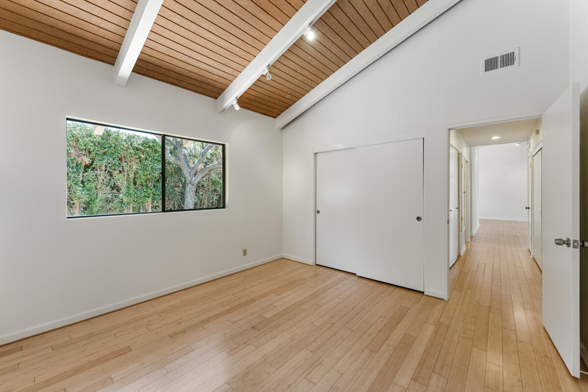 555 N La Cumbre Road