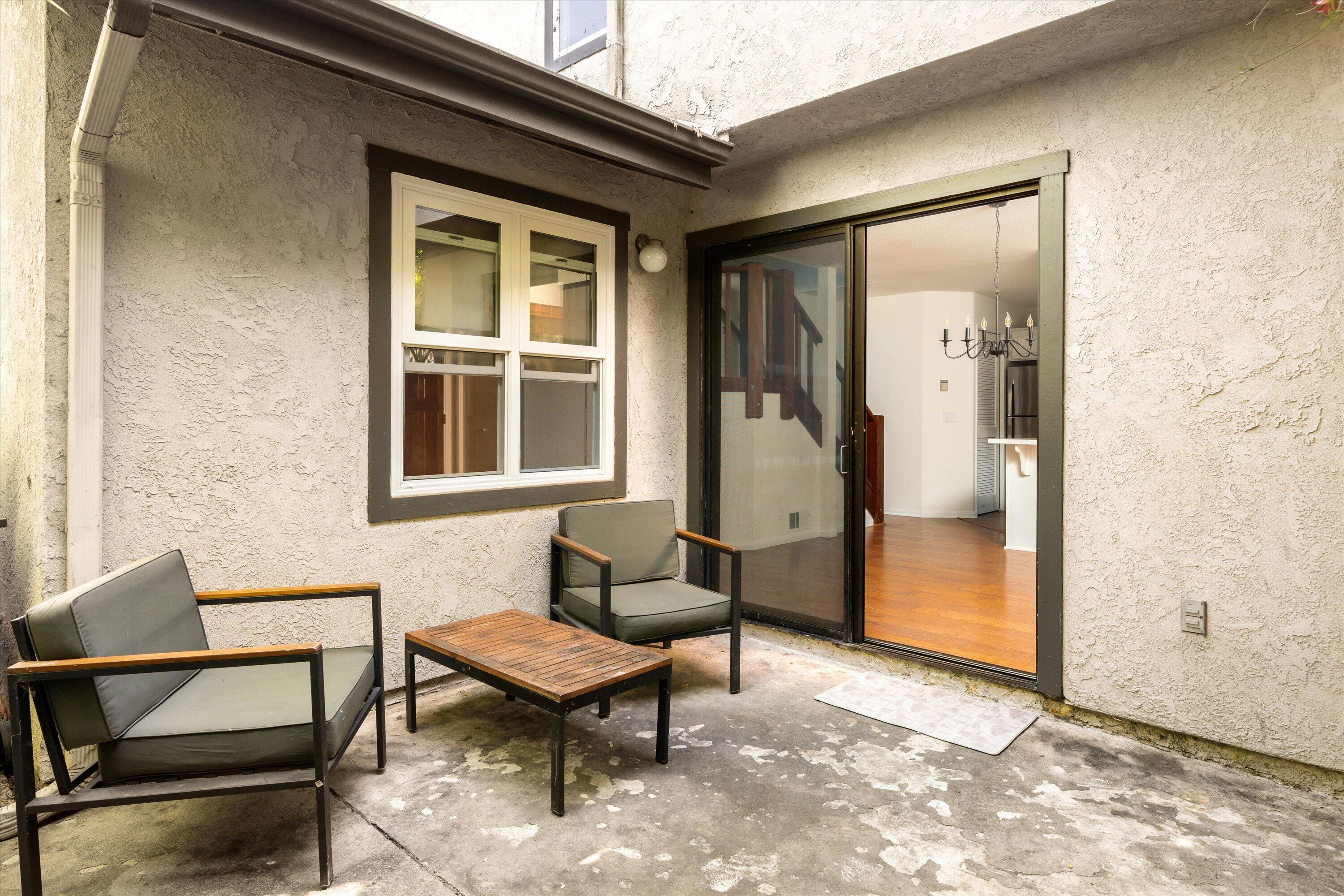 820 W Victoria Street Apt D
