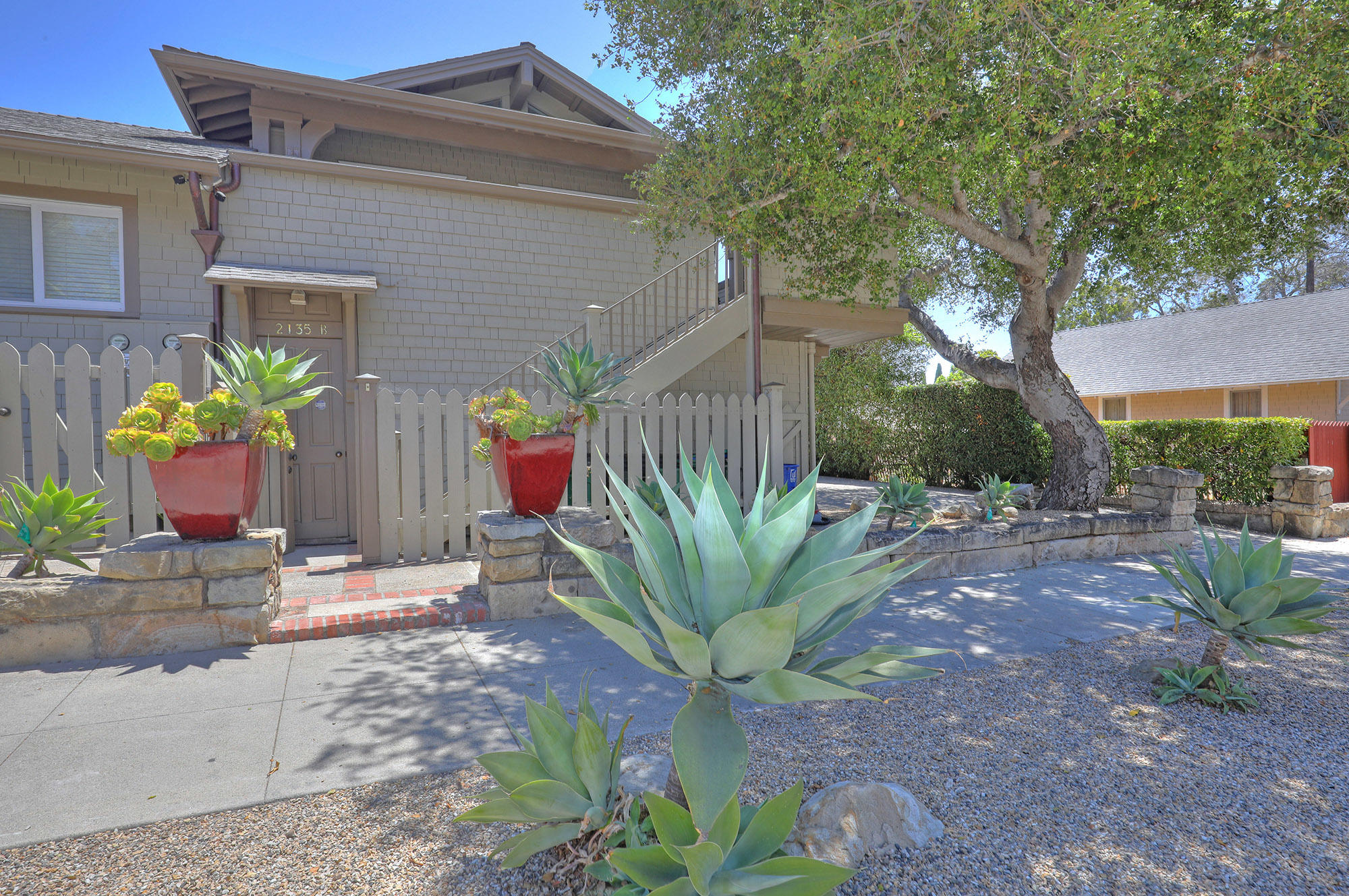 2135 De La Vina Street B