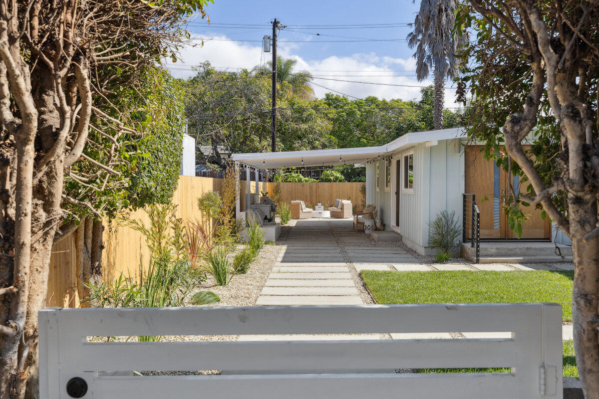 21 La Cadena Street