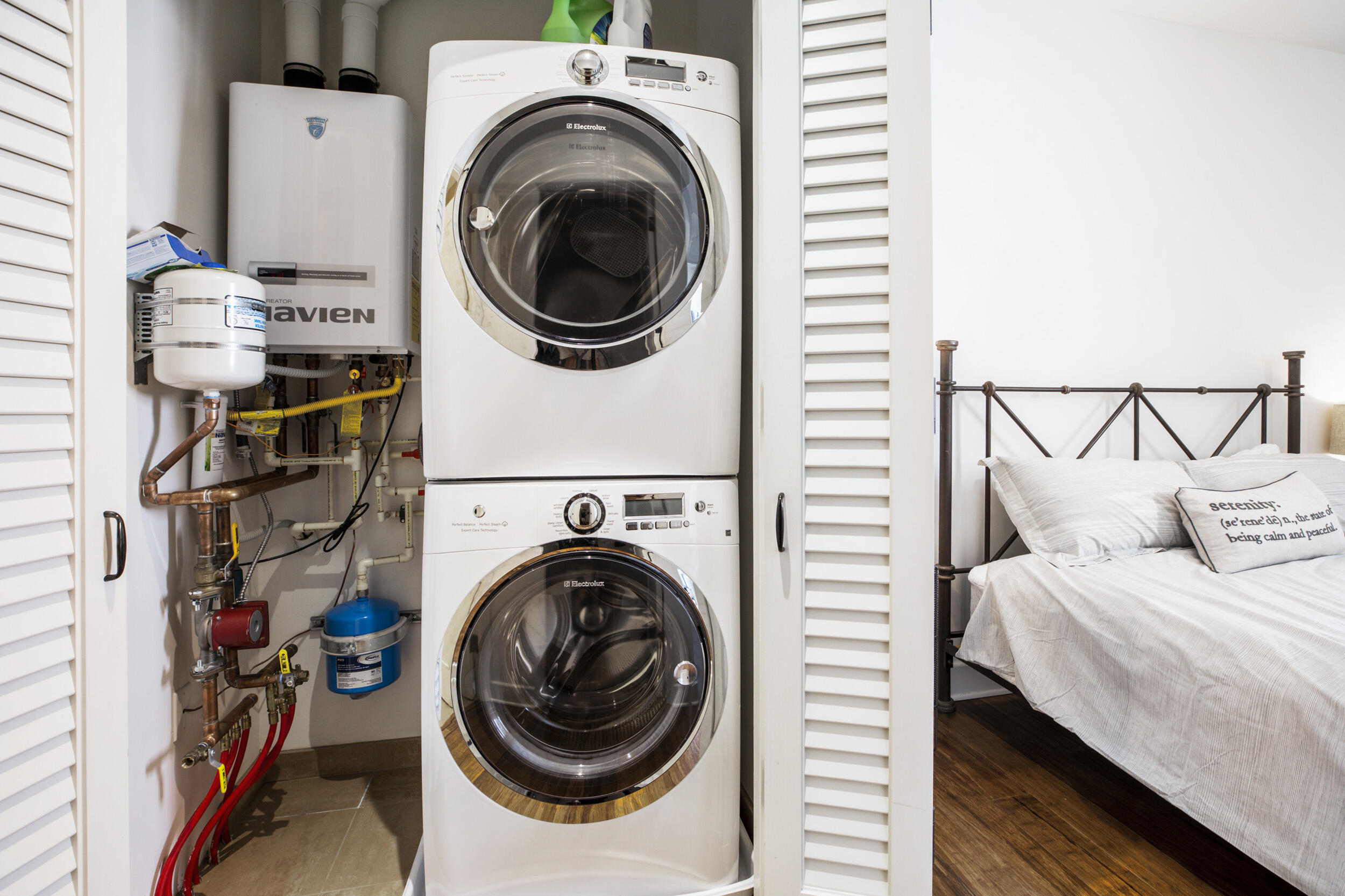 18 W Victoria Street Apt 302