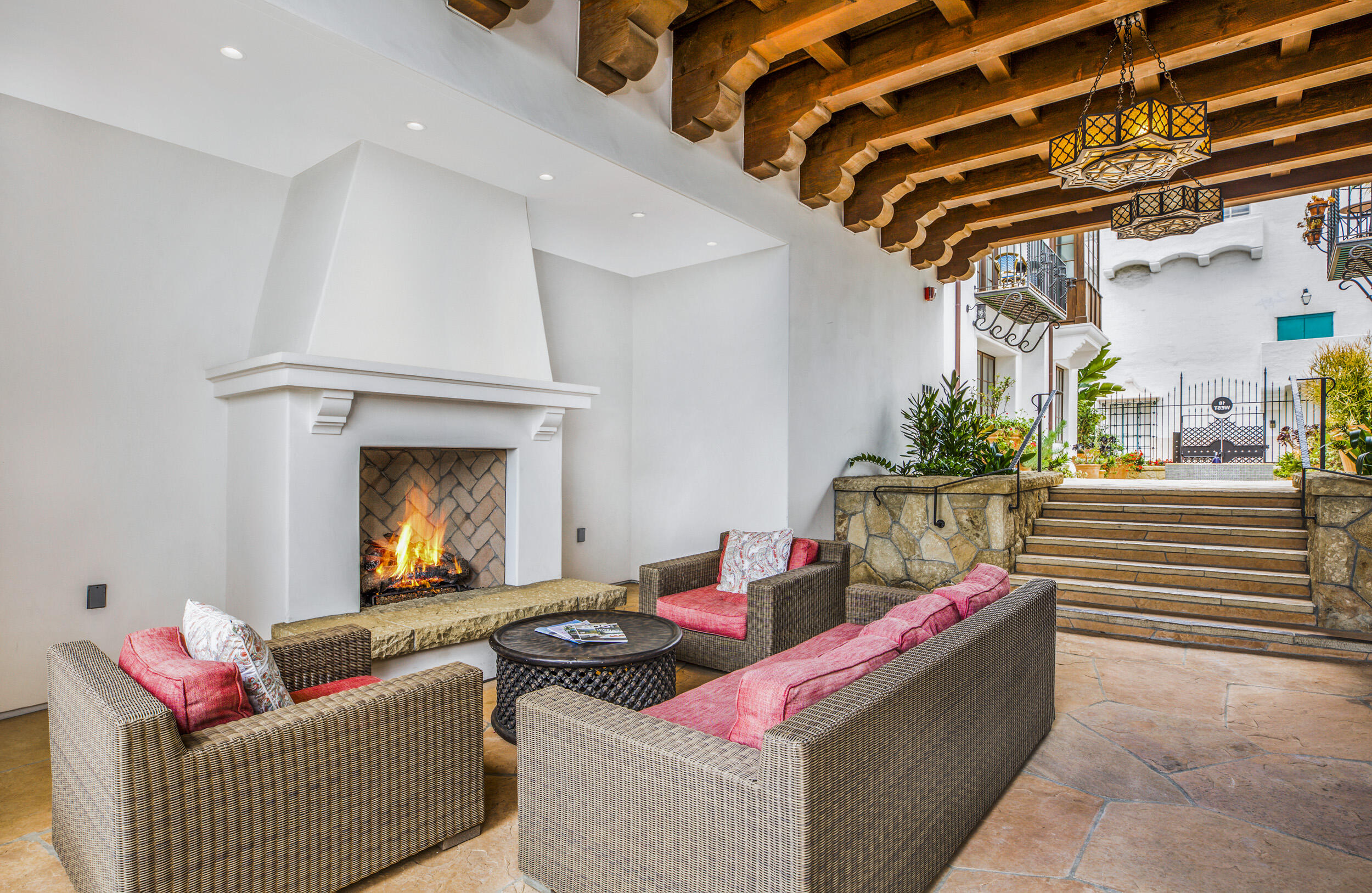 18 W Victoria Street Apt 302