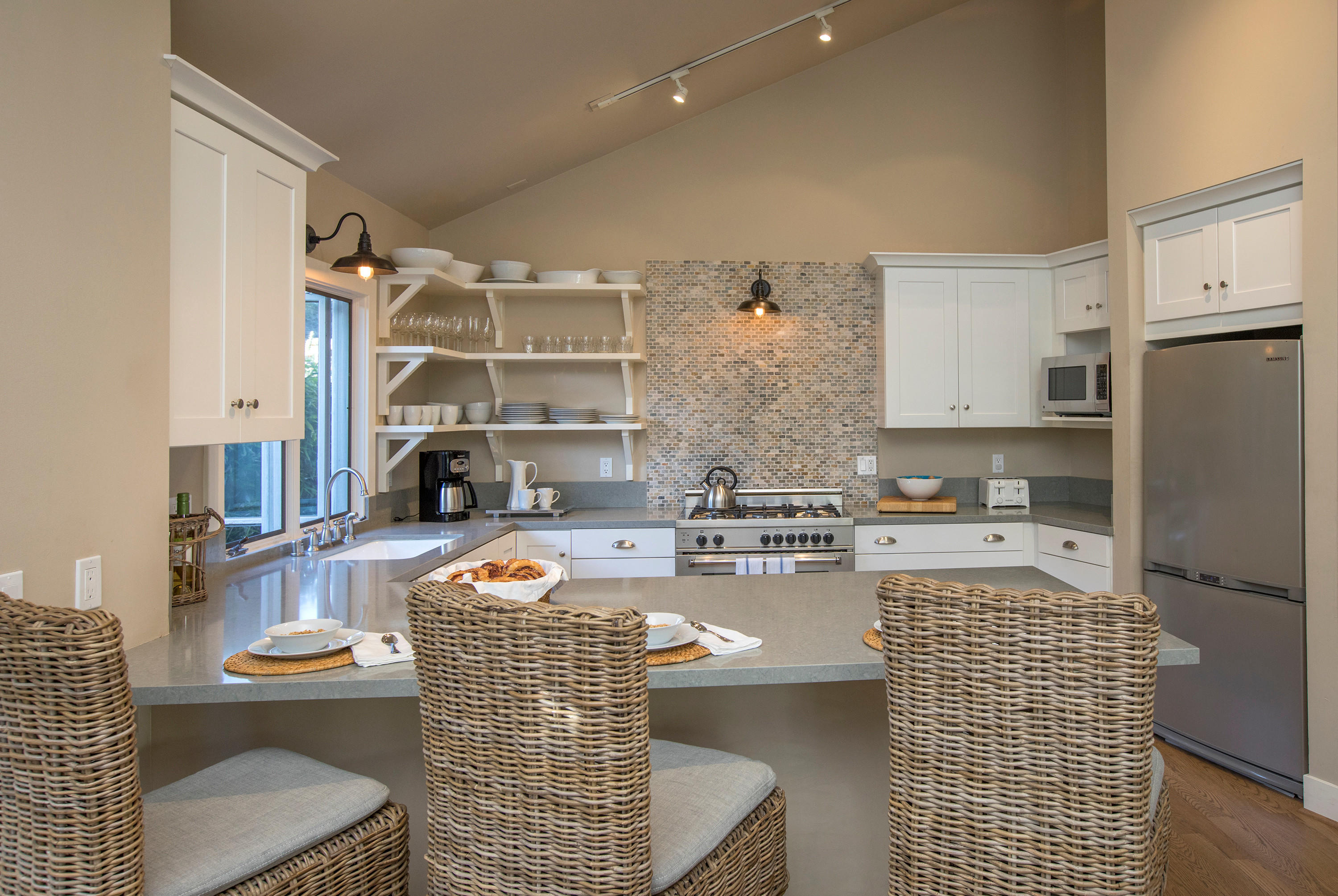 2 Rincon Point Ln