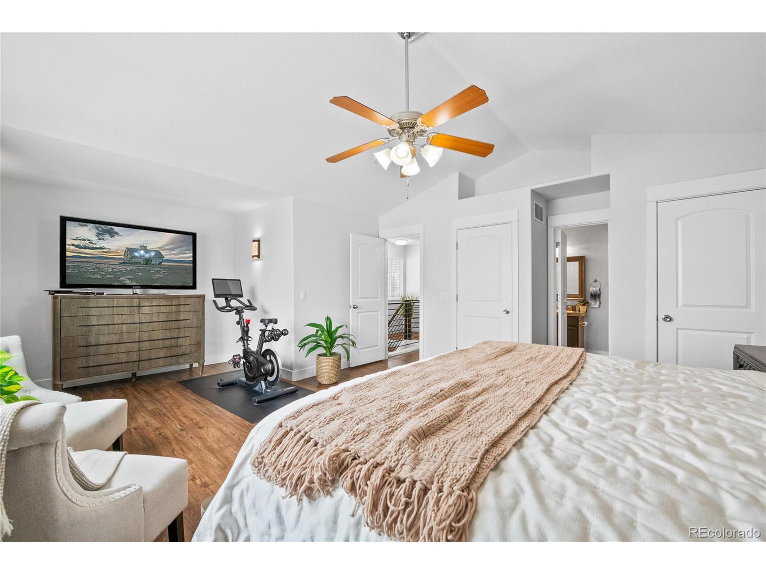 2184 W Warren Ave