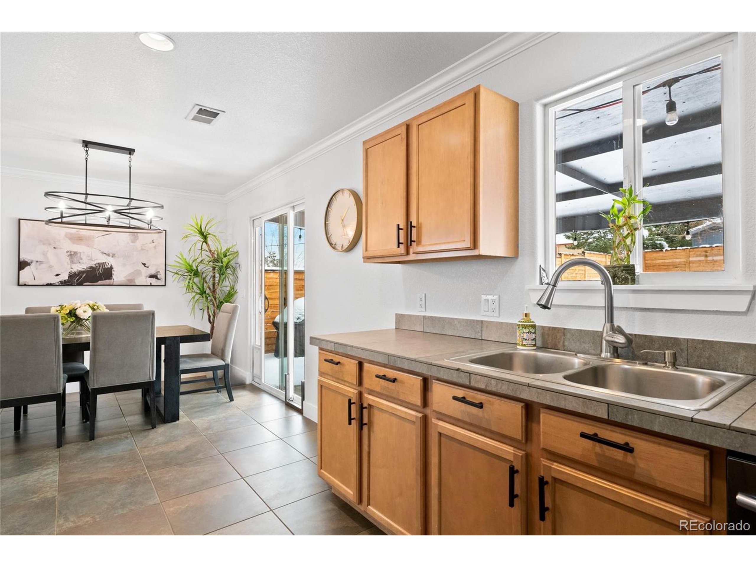 2184 W Warren Ave