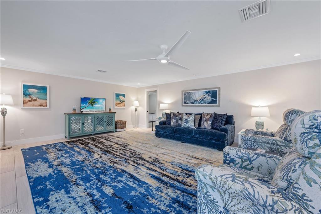1370 Bayport AVE