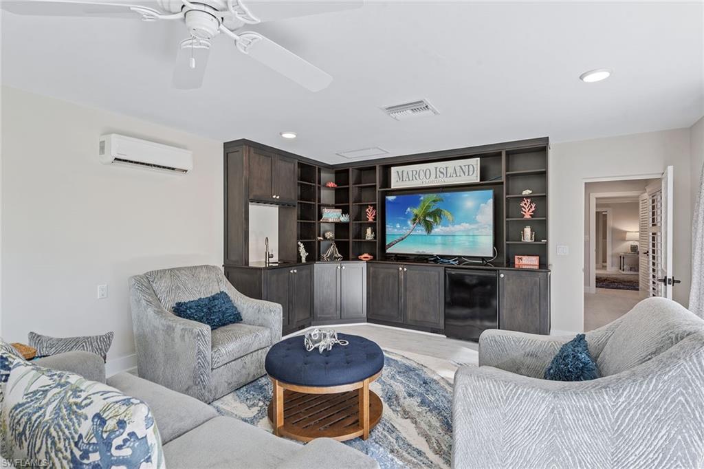 1370 Bayport AVE