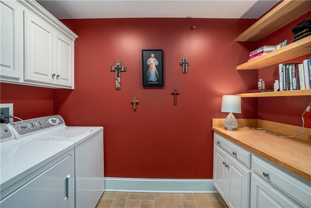 4937 Wyandotte Street Unit: 200